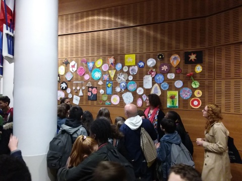 Dans le hall du collège Jules Ferry (9e), des élèves présentent leurs créations exposées sur les murs.