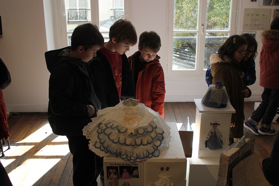 Exposition à la galerie Crous (6e). Les CM1 découvrent l'exposition de leurs travaux.