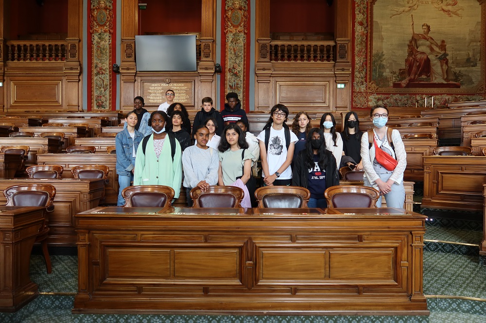 Les Jeunes Collectionneurs du collège Évariste Galois dans la salle du Conseil de Paris, mai 2022