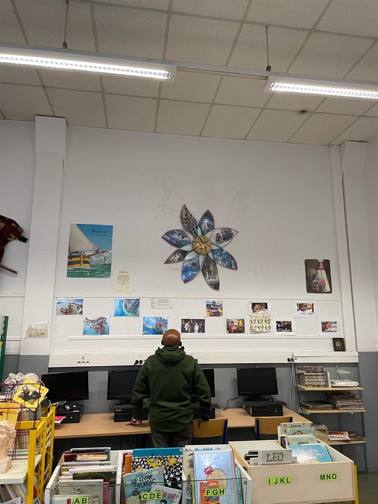 Vue de l'accrochage de l'œuvre  d'Anna Solal, [Marguerite], 2019, installée dans le CDI de l'école Pierre Budin (5e) dans le cadre du programme Une œuvre à l'école.