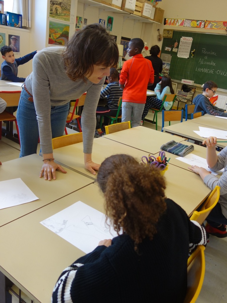 L'artiste Lamarche-Ovize présente dans une classe de l'école Tlemcen (20e) échange avec les élèves, elle leurs prodigue des conseils en dessin.