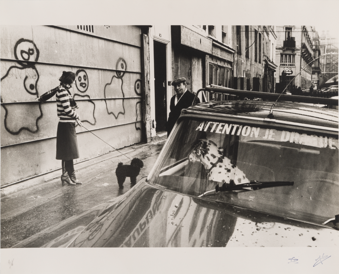 Photographie de Jacques Faujour (1949) intitulée [Rue du 3ème à Paris], datée de 1978 et immortalisant les graffitis de Gérard Zlotykamien (1940)