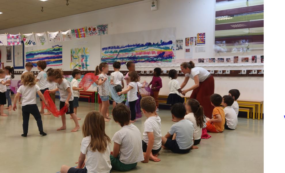 Chorégraphie imaginée par 2 enseignantes de l'école maternelle Buffon (5e) et représentée par des enfants de petite et de grande section, autour du tableau [Sans titre] de l'artiste Maëlle Labussière