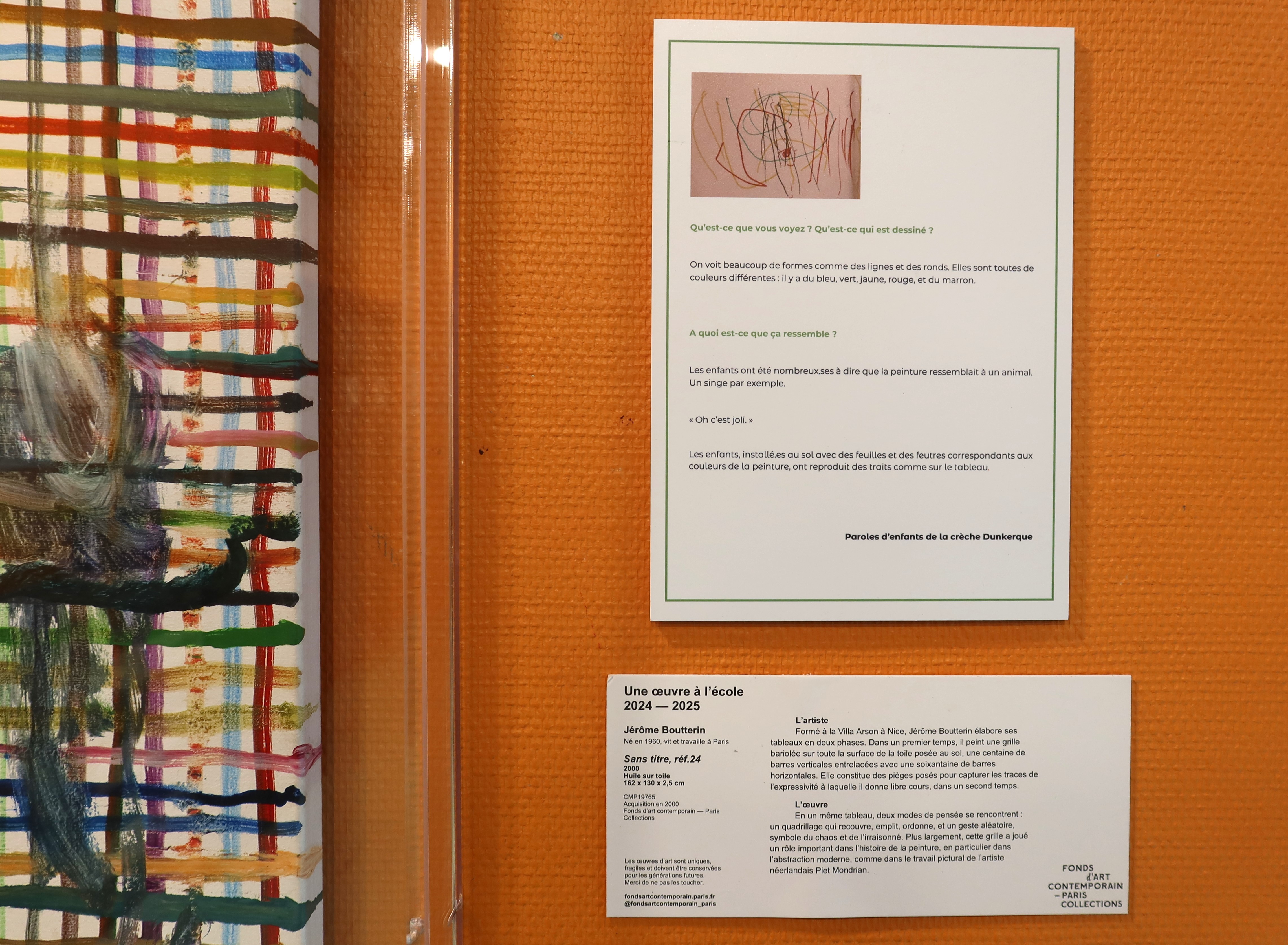 Le tableau [Sans titre] de l'artiste Jérôme Boutterin accompagné d'un cartel et au-dessus du cartel participatif créé par les tout.es petit.es et l'équipe de professionnelles de la crèche Dunkerque (9e)