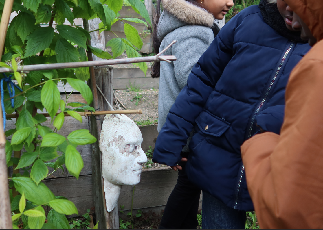 Les enfants découvrent des œuvres dans le jardin