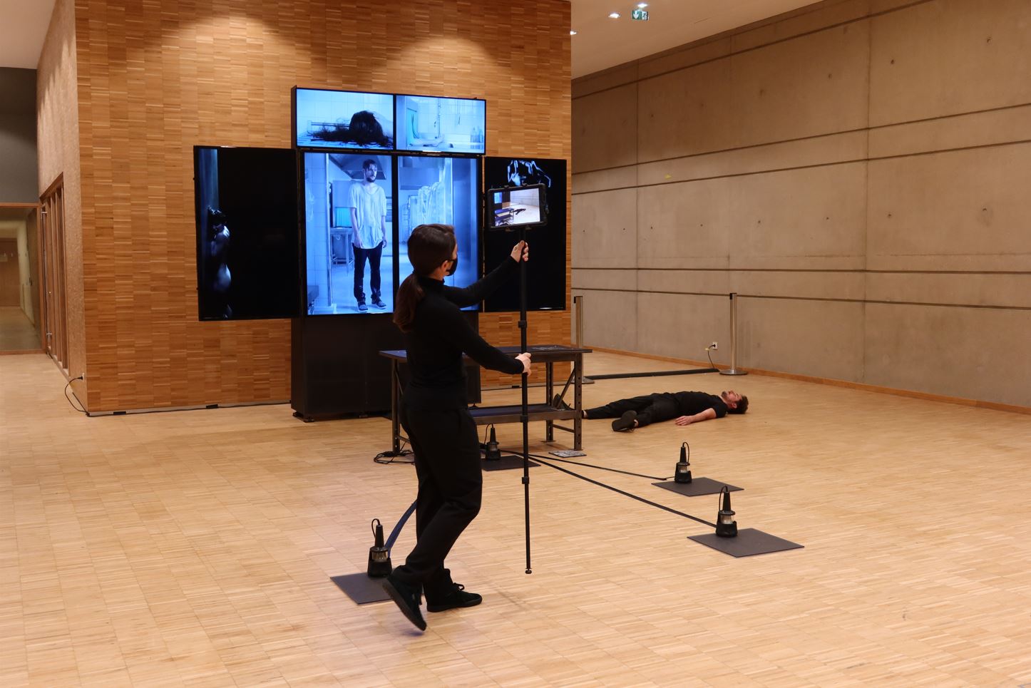 performance d'artistes devant un polyptique d'écran et réalité augmentée