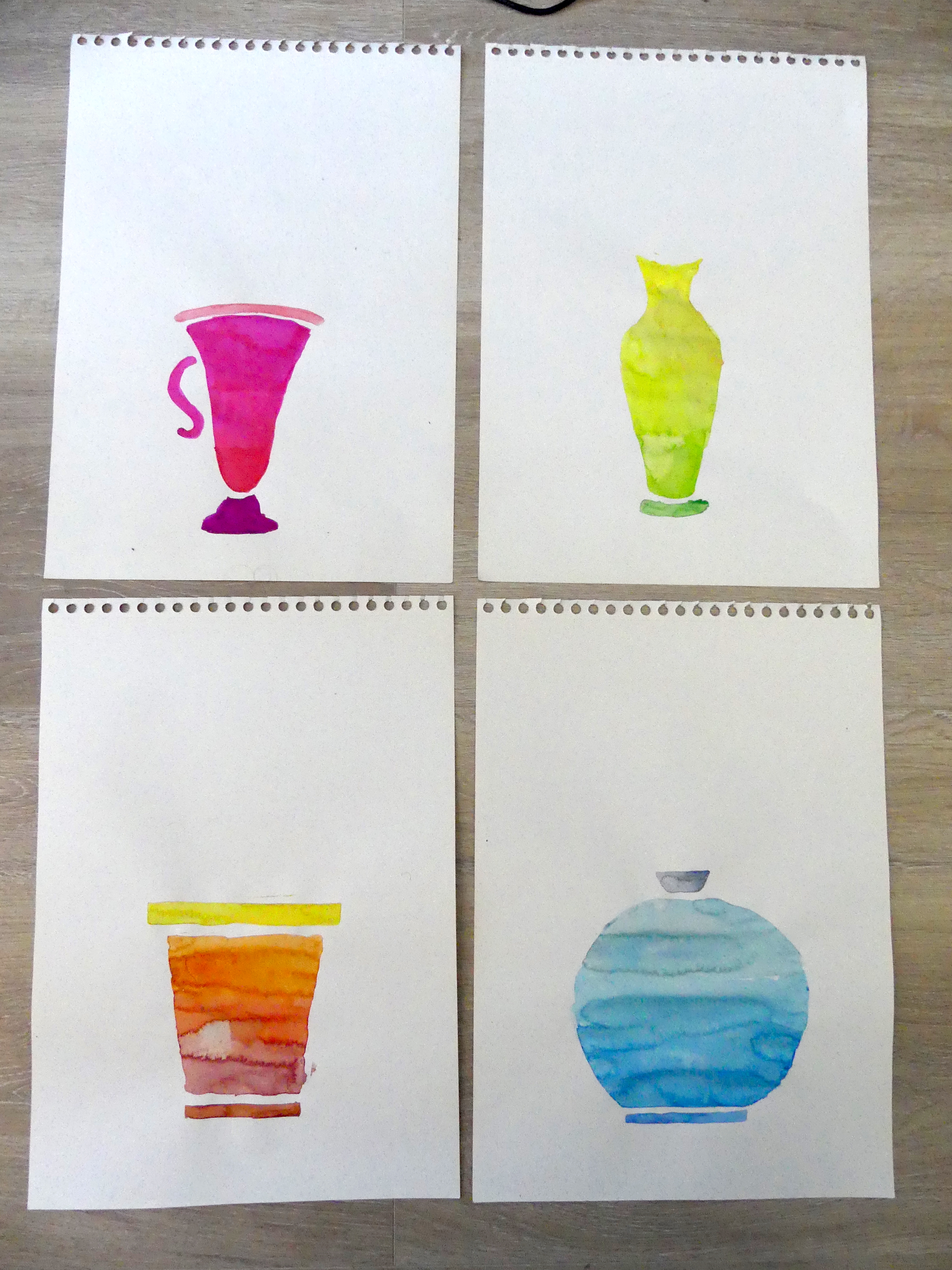Des élèves ont peint des vases colorés sur papier.