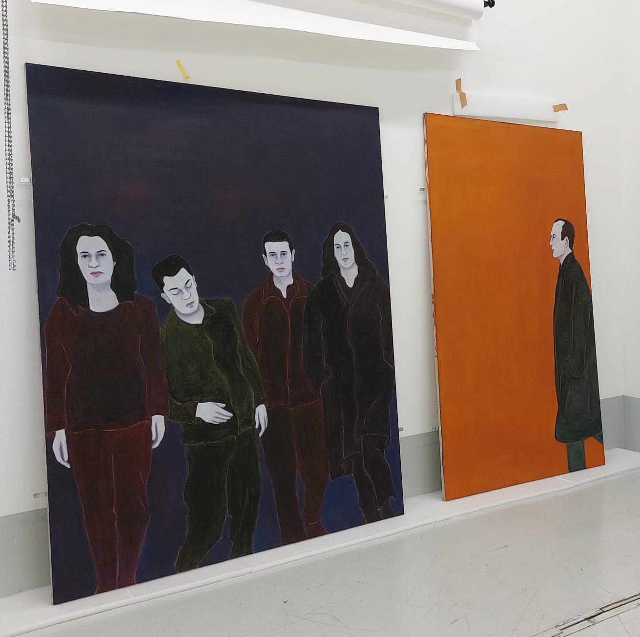 deux toiles appuyées contre un mur dans l'atelier de restauration du Fonds d'art contemporain - Paris Collections