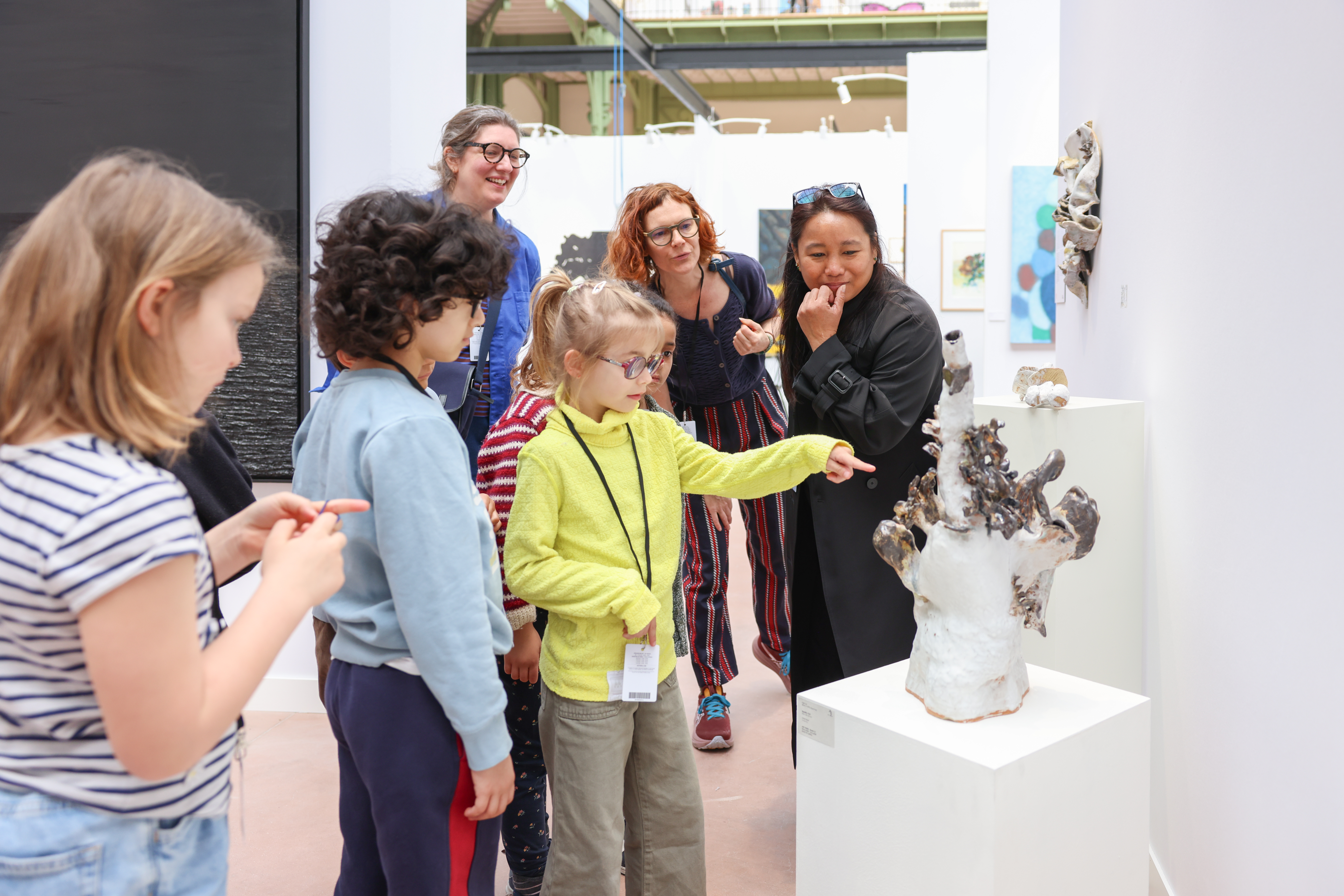 Des enfants de l'école élémentaire du 291 rue des Pyrénées (20e) commentent l'oeuvre de l'artiste Nge Lay à la foire d'Art Paris au Grand Palais