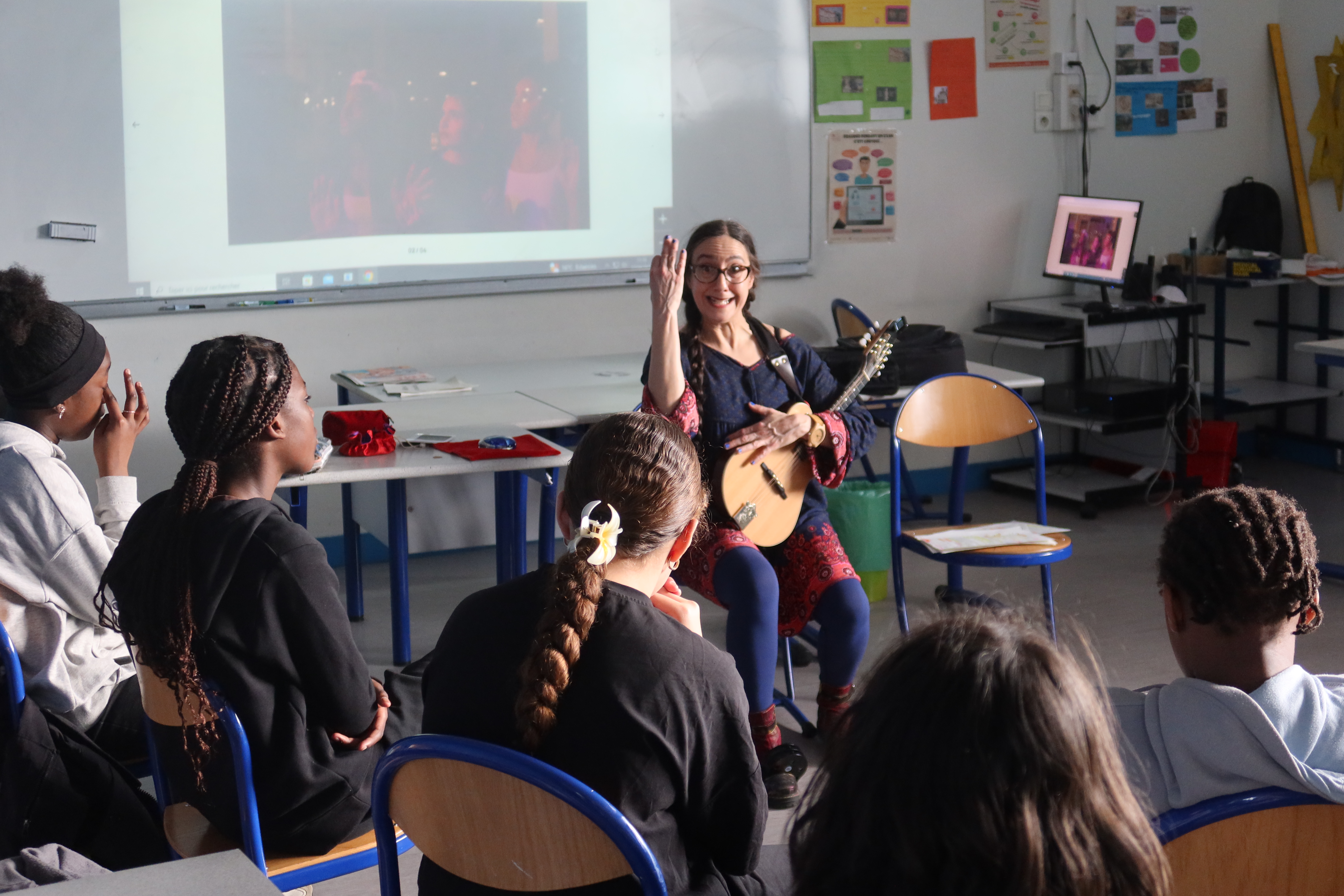 Au collège Georges Rouault (19e), des élèves écoutent Mlle Mandoline, racontant une histoire imaginée à partir de la vidéo de l'artiste Valantin Noujaïm