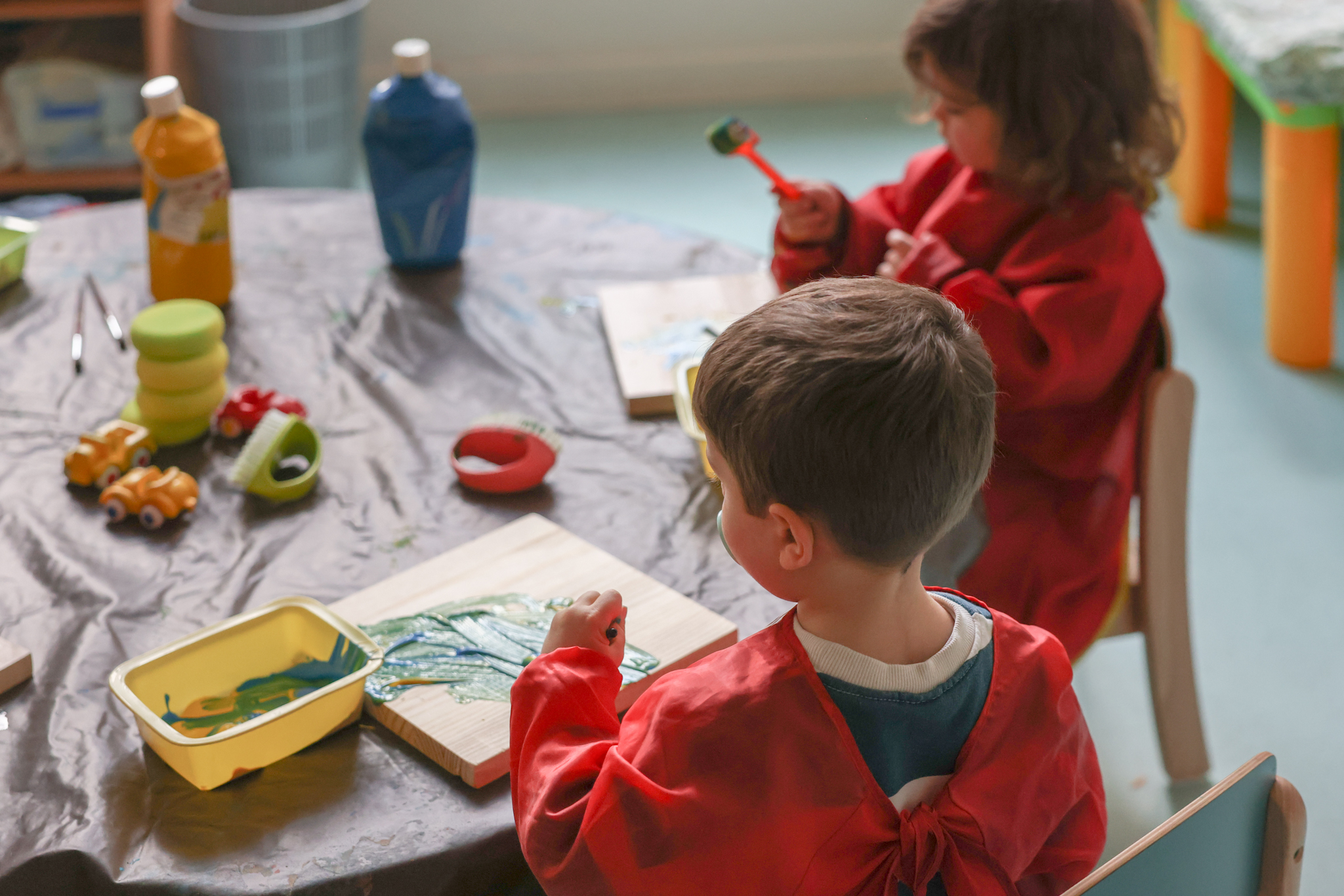 Atelier mené par l'artiste Flora Moscovici avec des enfants de la crèche Tour d'Auvergne (9e)