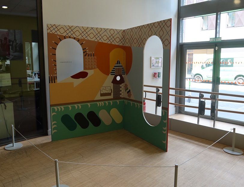 [Paravent intérieur], 2020, de l'artiste Charlotte Khouri, oeuvre en 3 dimensions présentée dans le hall du centre Robert Doisneau (18e) de la fondation OVE