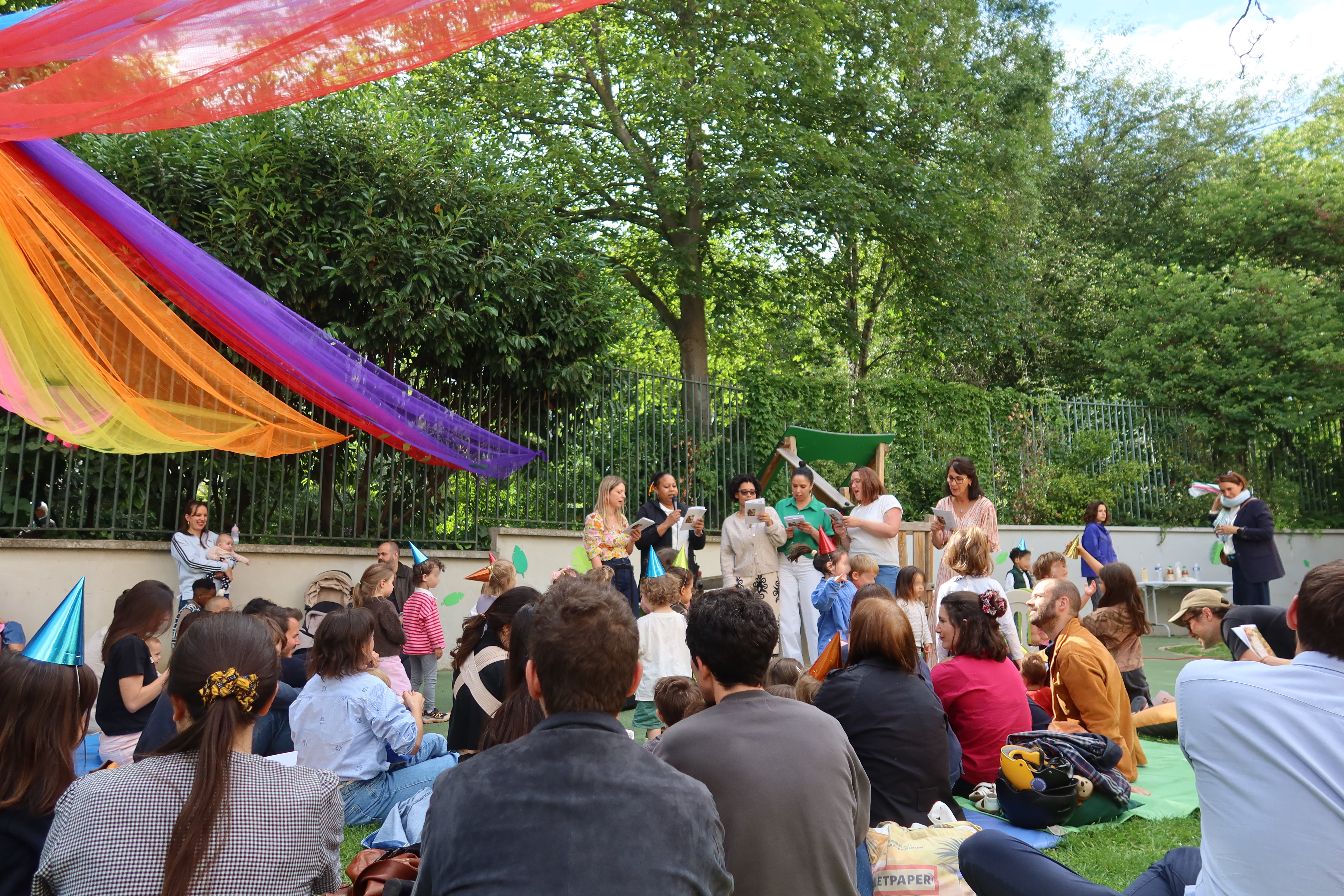 Chorale proposée par les professionnelles de la crèche des Récollets (10e), inspirée par l’œuvre [Papaja in giardino] de l'artiste Piero Gilardi