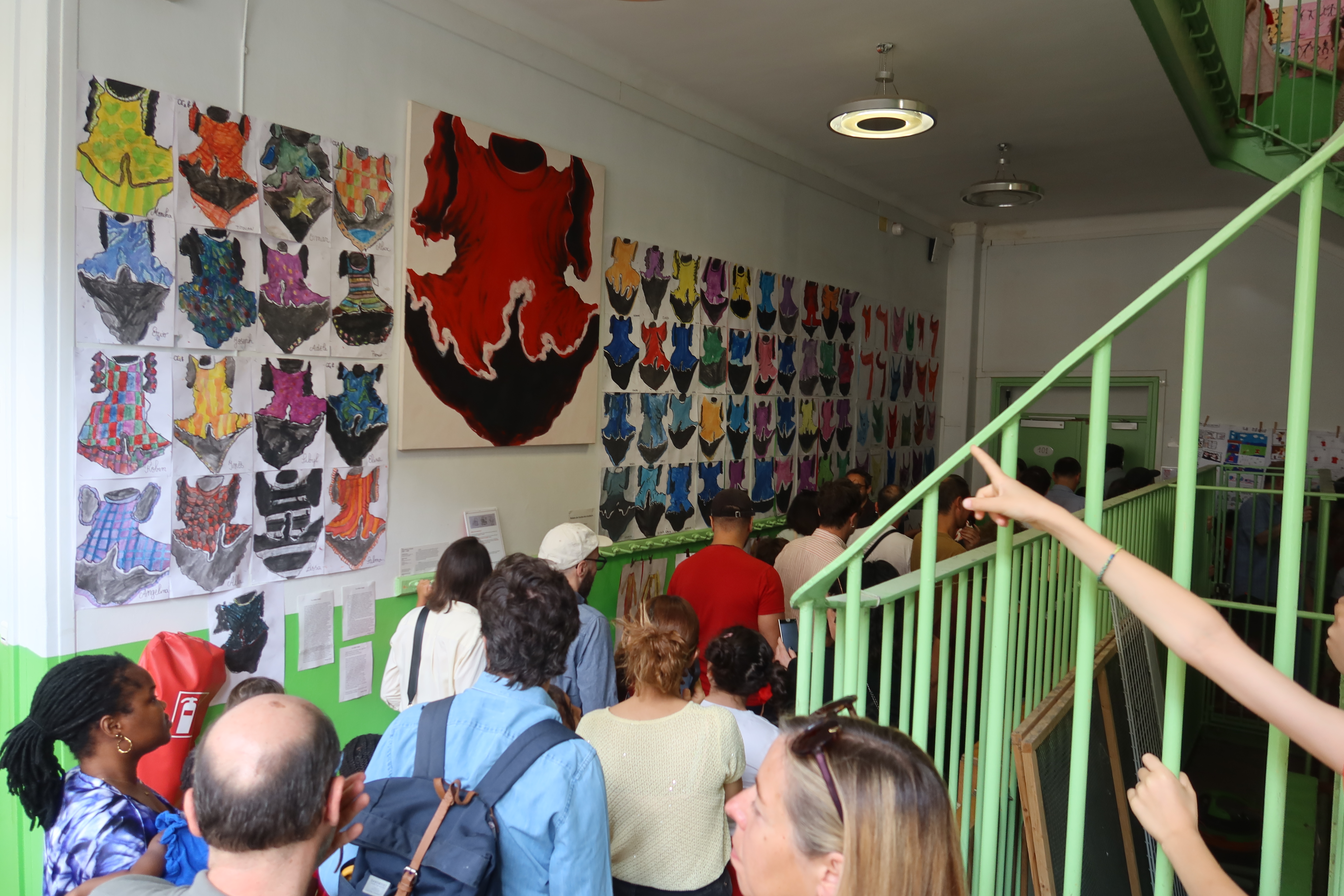 Vernissage de l'exposition autour de [Robe rouge] de l'artiste Valérie Favre  suivie d'un défilé auxquels ont participé les parents de l'école élémentaire Flocon (18e)