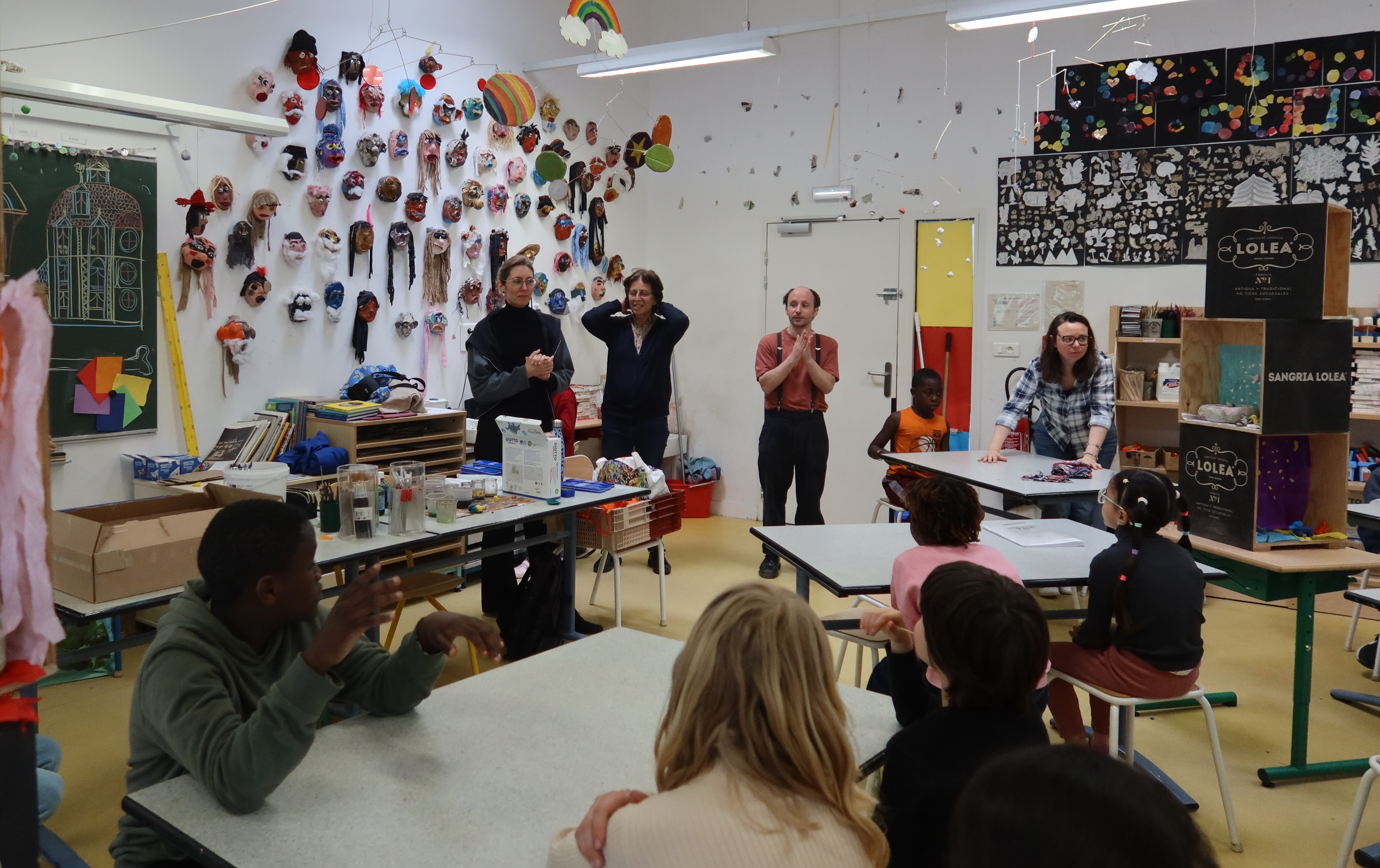 Au cours d'une rencontre intergénérationnelle à l'école élémentaire Torcy (18e), l'artiste Maude Maris propose un atelier d'arts plastiques à des élèves