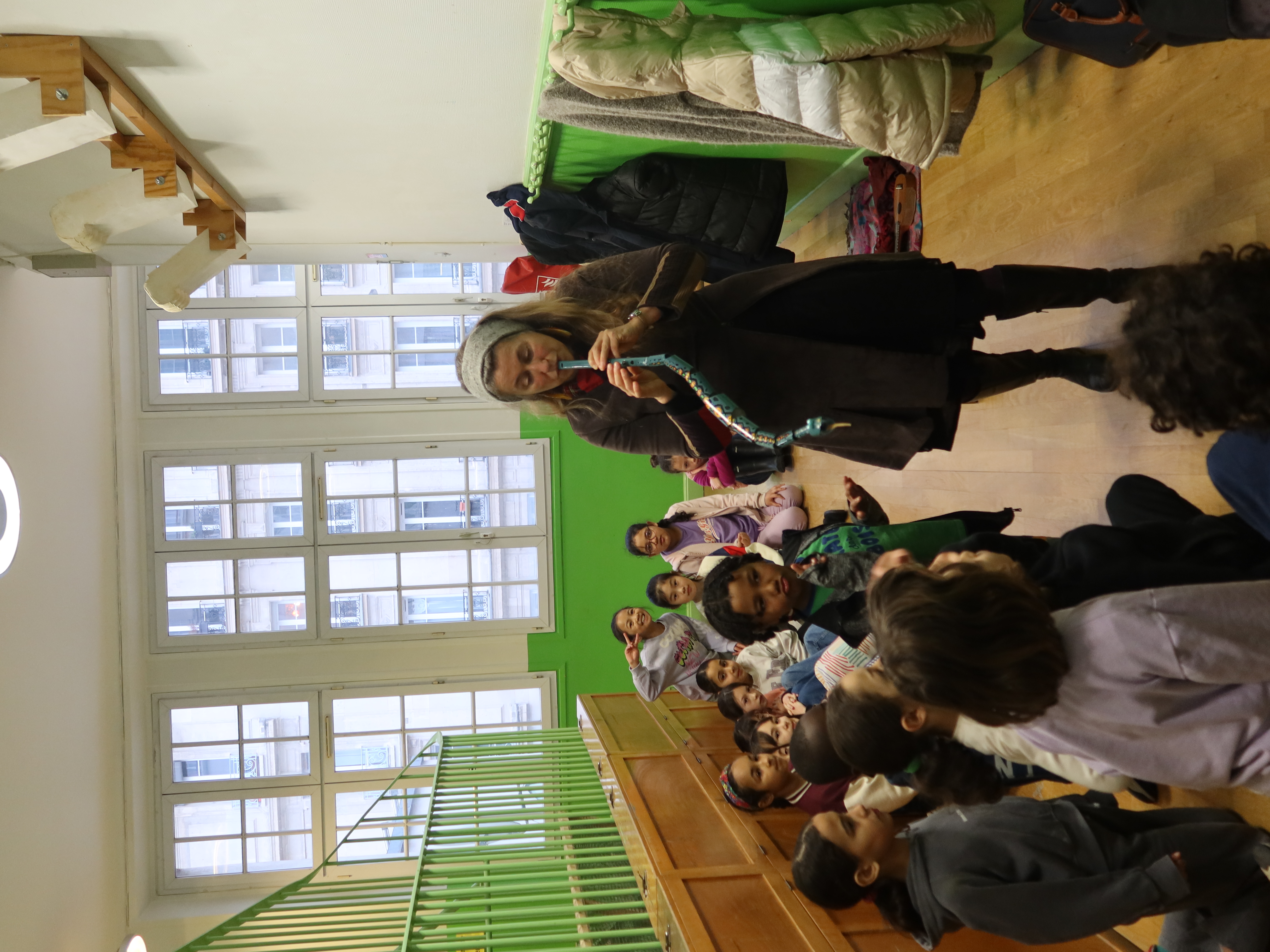 La conteuse Evelyne Moser interprète en musique l'histoire qu'elle a imaginée à partir de la sculpture [Kenning 3] de l'artiste Marion Verboom à l'école élémentaire Flocon (18e)