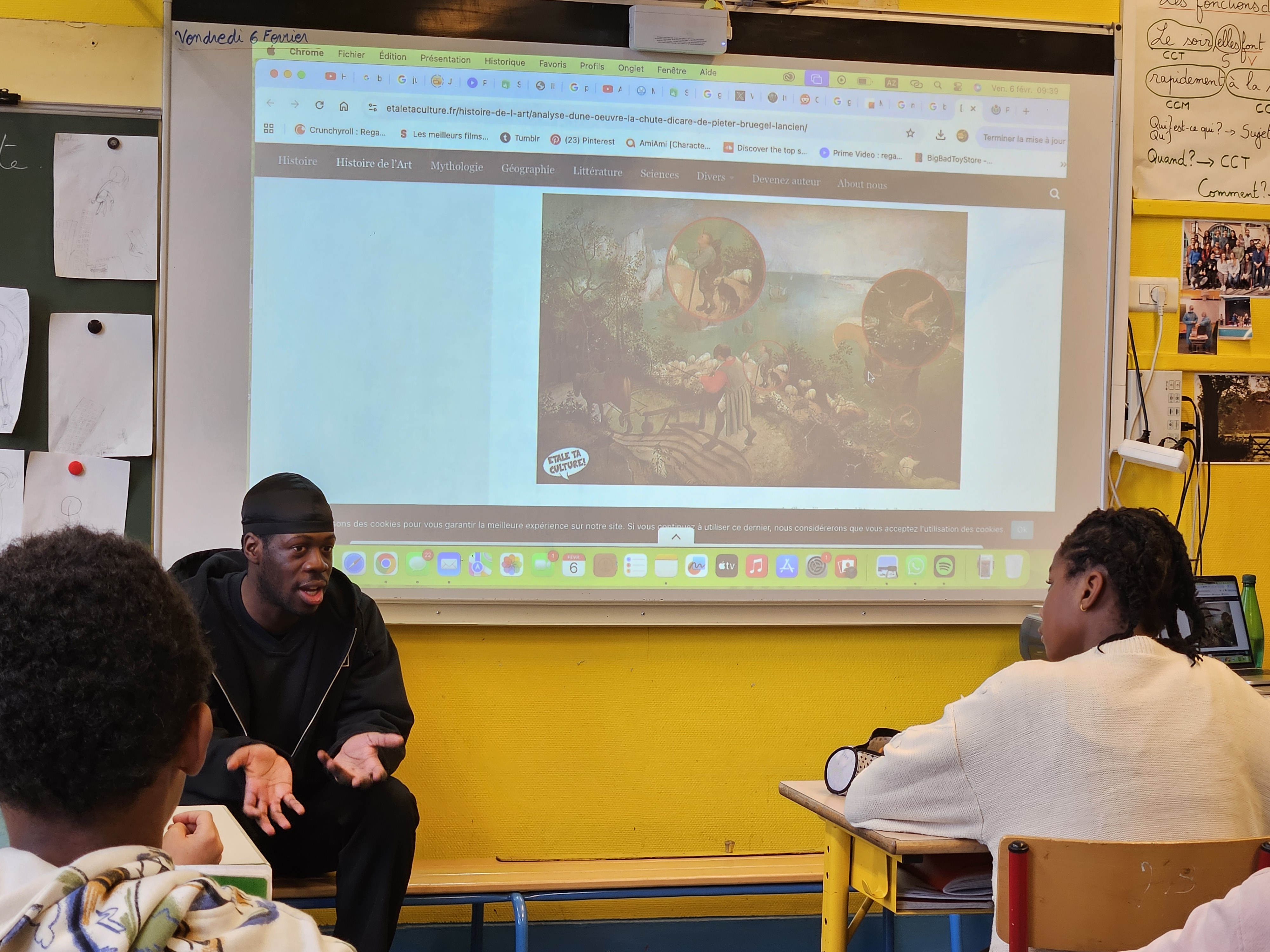 L'artiste Ibrahim Meïté Sikely échange avec les jeunes de l'école élémentaire Charles Hermite (18e)