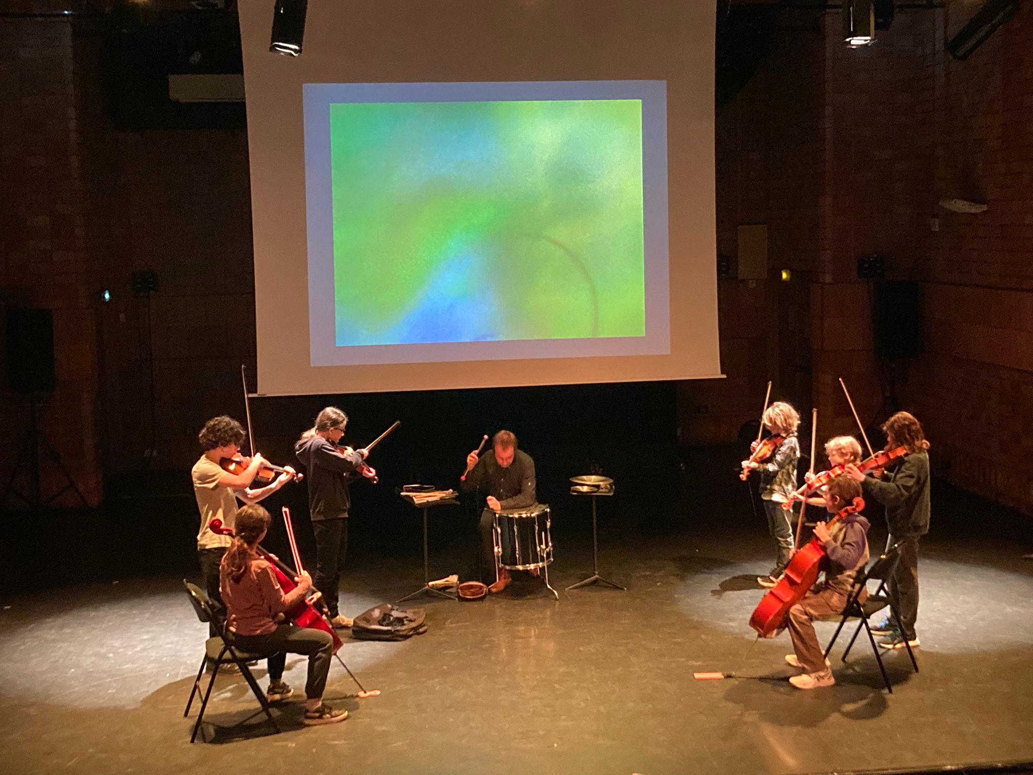Grain de folie - concert d'improvisation des élèves cordes devant la vidéo [Célébration] d'Isabelle Cornaro