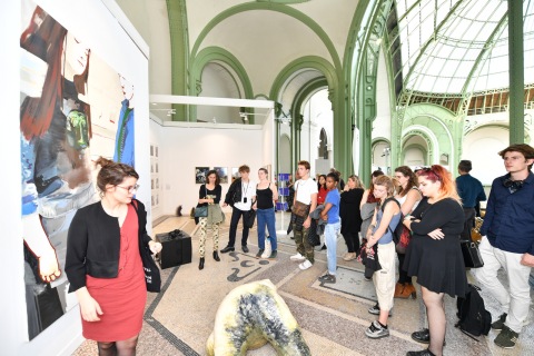 A l'occasion de la FIAC 2018 qui se déroule dans la nef du Grand Palais, la médiatrice Daphné Lebars présente l’œuvre de Nicolas Momein à un groupe d'élèves du lycée Maximilien Vox et du lycée Lucas de Nehou.