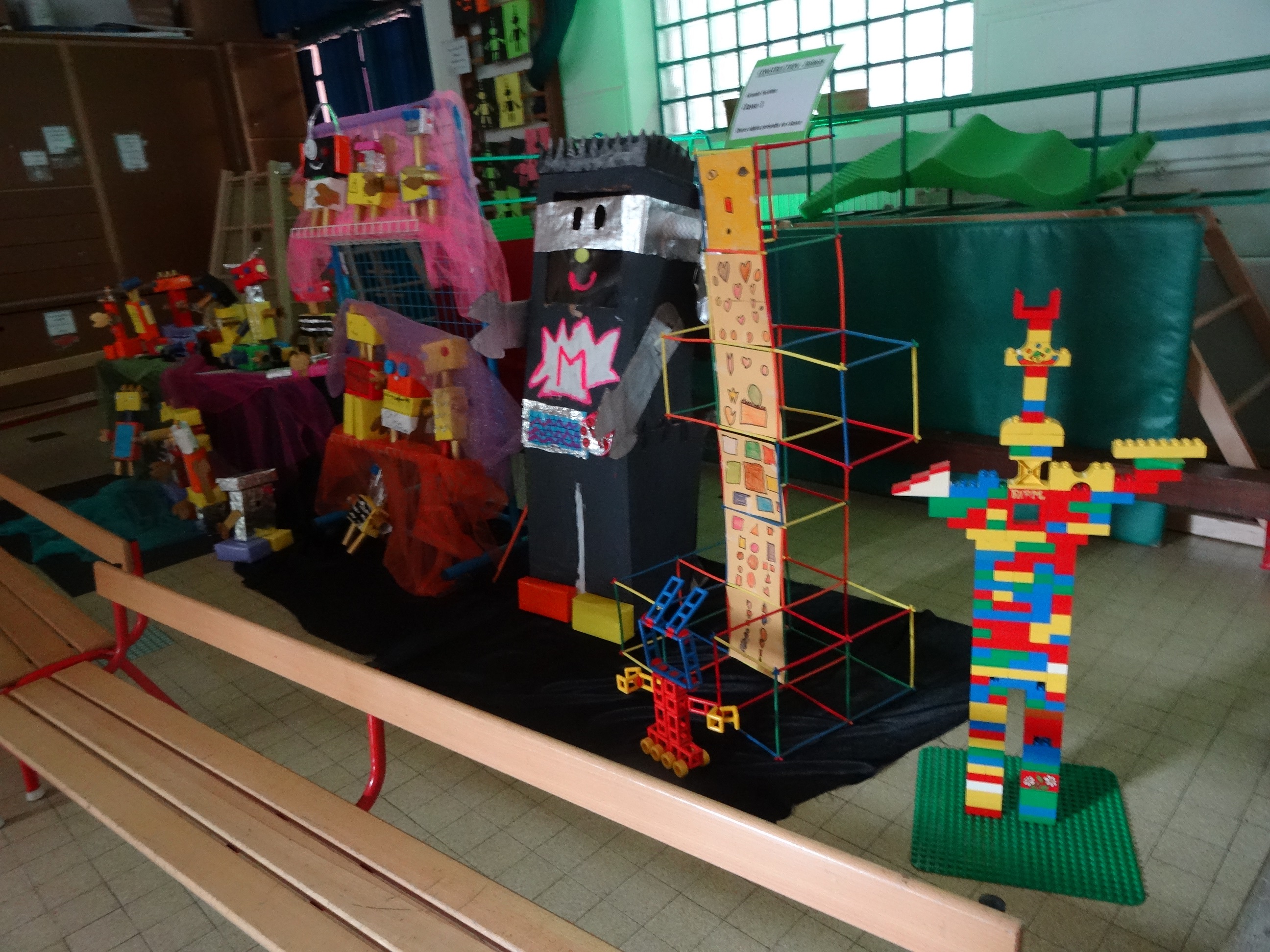 A l'occasion des portes ouvertes de l'école maternelle "Arc en ciel" rue de Tanger (18e), les familles ont découvert les travaux colorés à plat ou en volume créés par les élèves, autour de l'eouvre de Captain Fluo intitulée Robot Moulinex.