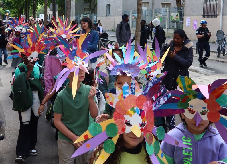 Carnaval des animaux haut en couleur avec les enfants des écoles élémentaires Hermite et Torcy (18e)