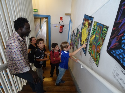 L'artiste Omar Ba en visite dans l'école maternelle Chantin (14e), en juillet 2017. Les enfants présentent leurs réalisations, en présence de l'artiste.