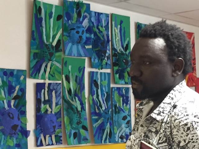L'artiste Omar Ba en visite dans l'école maternelle Chantin (14e), devant les réalisations des enfants inspirées de sa peintre Félin.