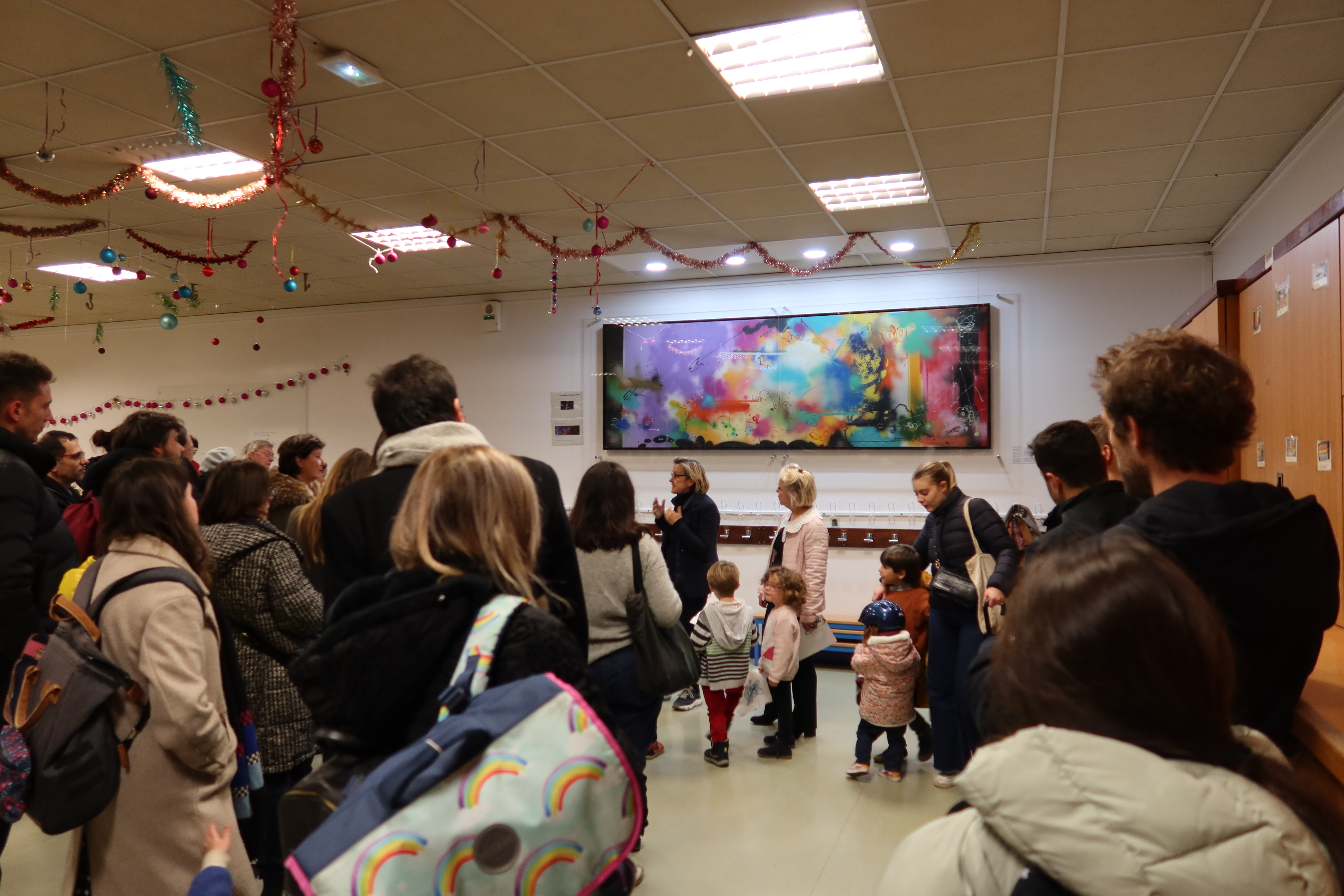 Inauguration le 4 décembre 2023 de l'installation de la peinture "Spray Paint Experiment n° 5" de FUTURA 2000 en présence de la maire du 5e arrondissement Florence Berthout, la directrice de l'école maternelle Buffon, Sylvie Sadaune, l'équipe pédagogique et des familles venues nombreuses.