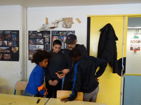 L'artiste Philippe Mayaux discute avec des jeunes