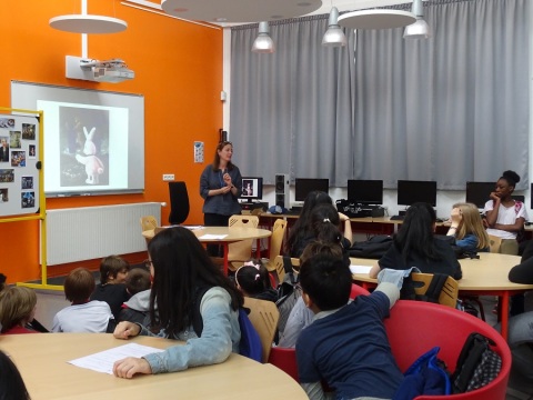 Dans une classe du collège Françoise Seligmann (10e), l'artiste Alicia Paz explique son travail à partir d'un diaporama présentant la reproduction de son tableau Le Colosse.
