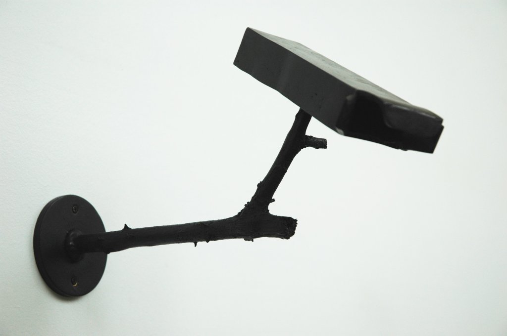 Oeuvre de Rodolphe Huguet, sculpture intitulée "Bronze n°1608, (Caméra de surveillance)", de 2005-2006, bronze et patine noire, 21 x 8 x 31,5 cm - pièce unique. Acquisition en 2008.