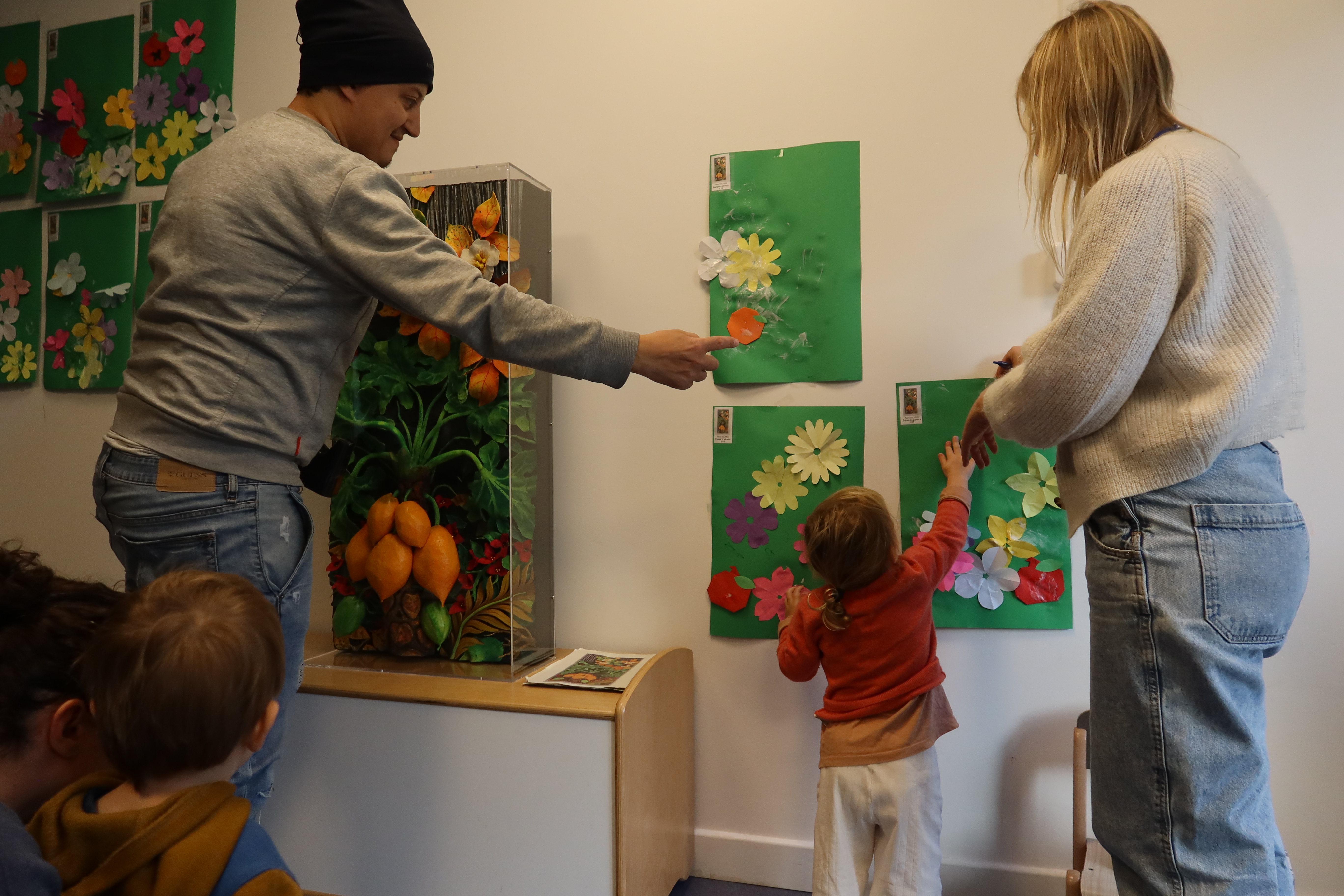 Accrochage des travaux des enfants après l'atelier de collage