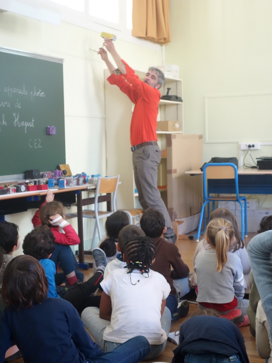 L'artiste Rodolphe Huguet rencontre les enfants de l'école élémentaire Arago (13e) en avril 2019. Dans une salle de classe, il leur présente son travail.