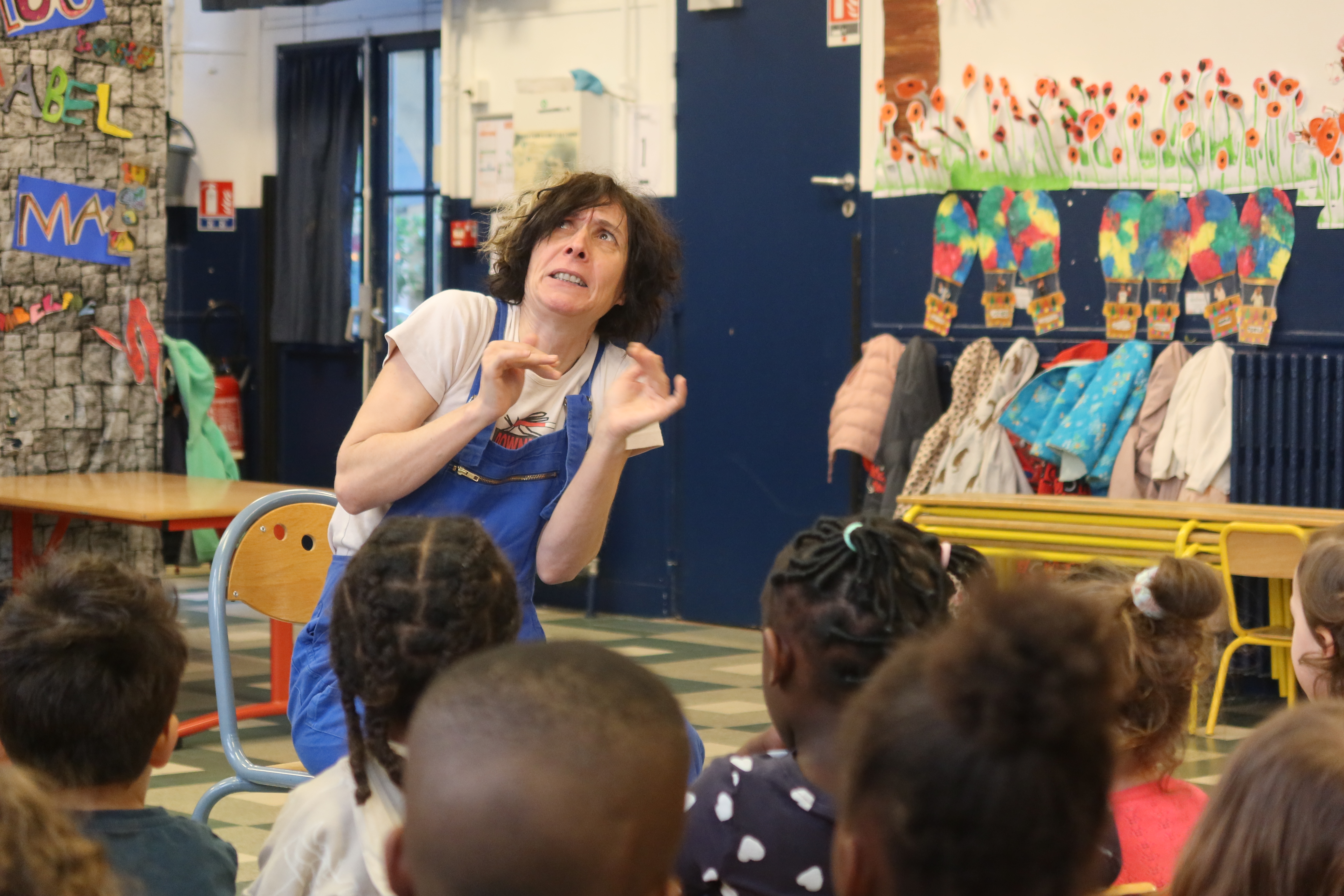 La conteuse Pegguy Maude fait vibrer les enfants de l'école maternelle Lasalle (20e) avec son histoire autour de l'oeuvre [Sans titre (borne de cahntier)] de la sculptrice Anita Molinero