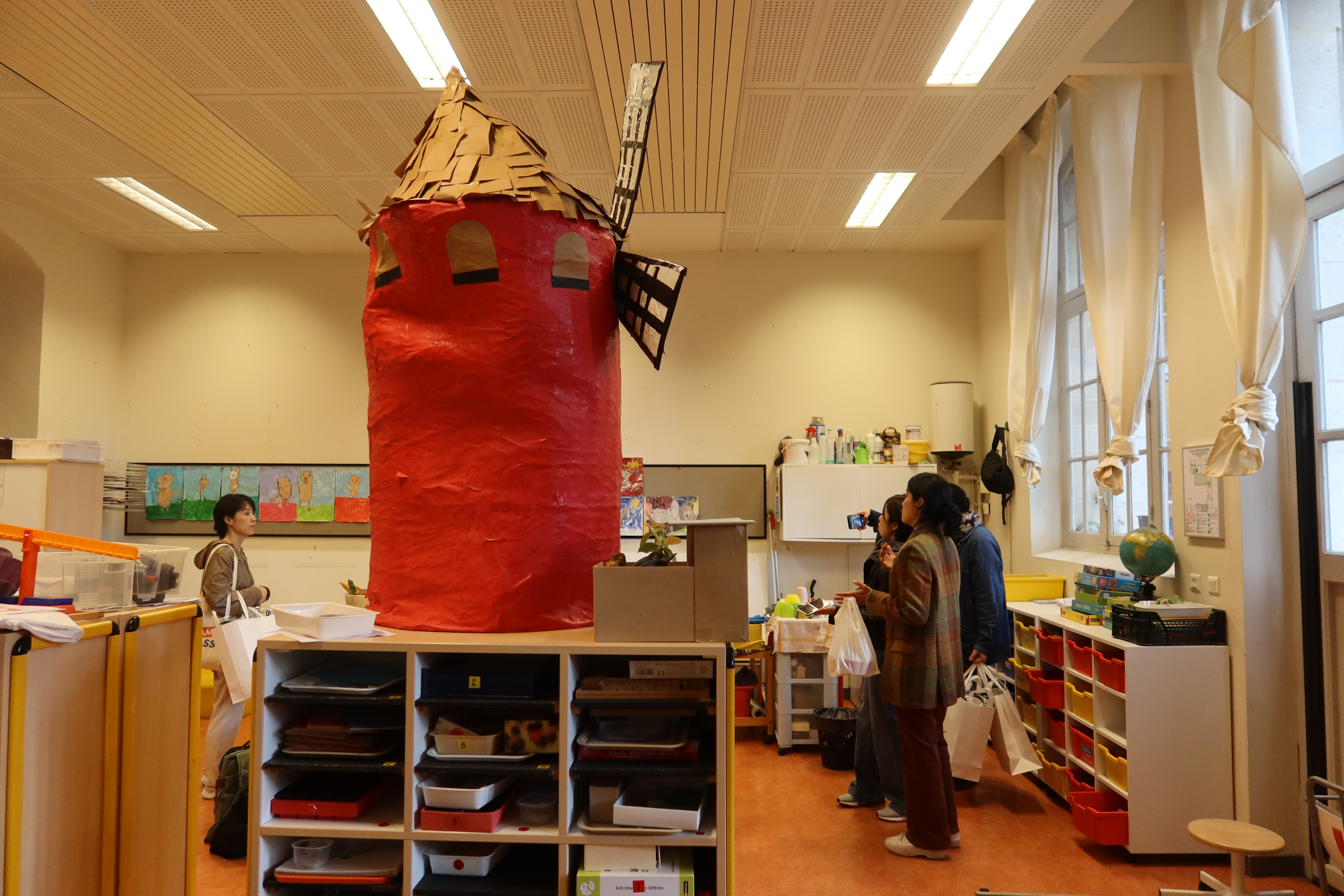 Découverte des travaux de classe de l'an dernier : sculpture gigantesque des monuments de Paris
