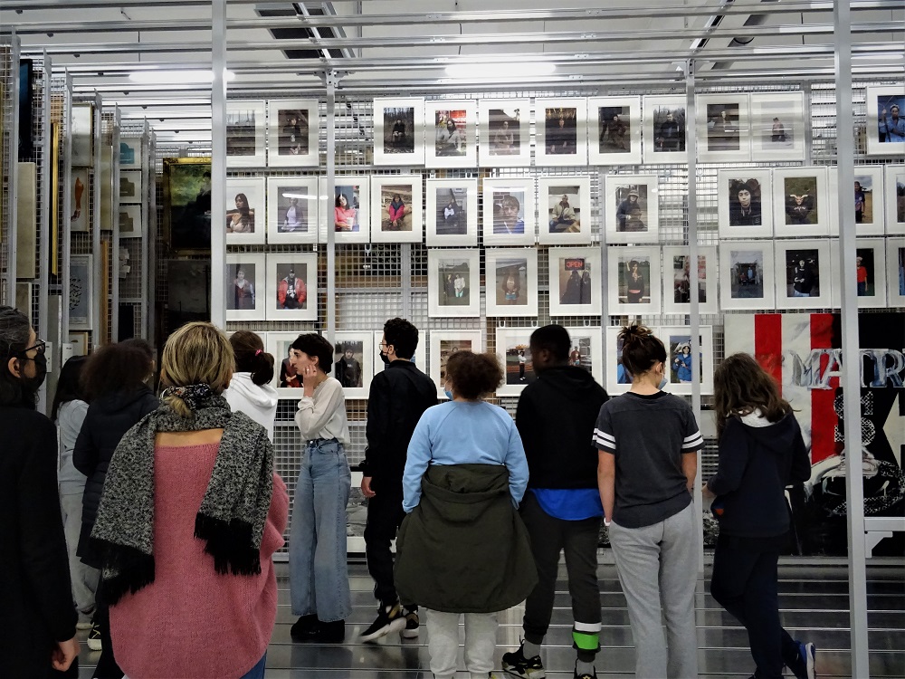 Les Jeunes Collectionneurs de Robert Doisneau en visite dans les réserves du Fonds d'art contemporain