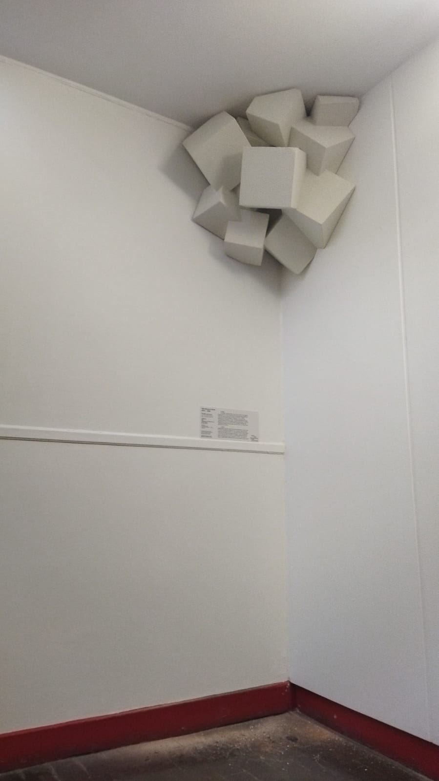 Installation de la sculpture "Cube #4" de Vincent Lamouroux dans l'école élémentaire Cavé (18e)