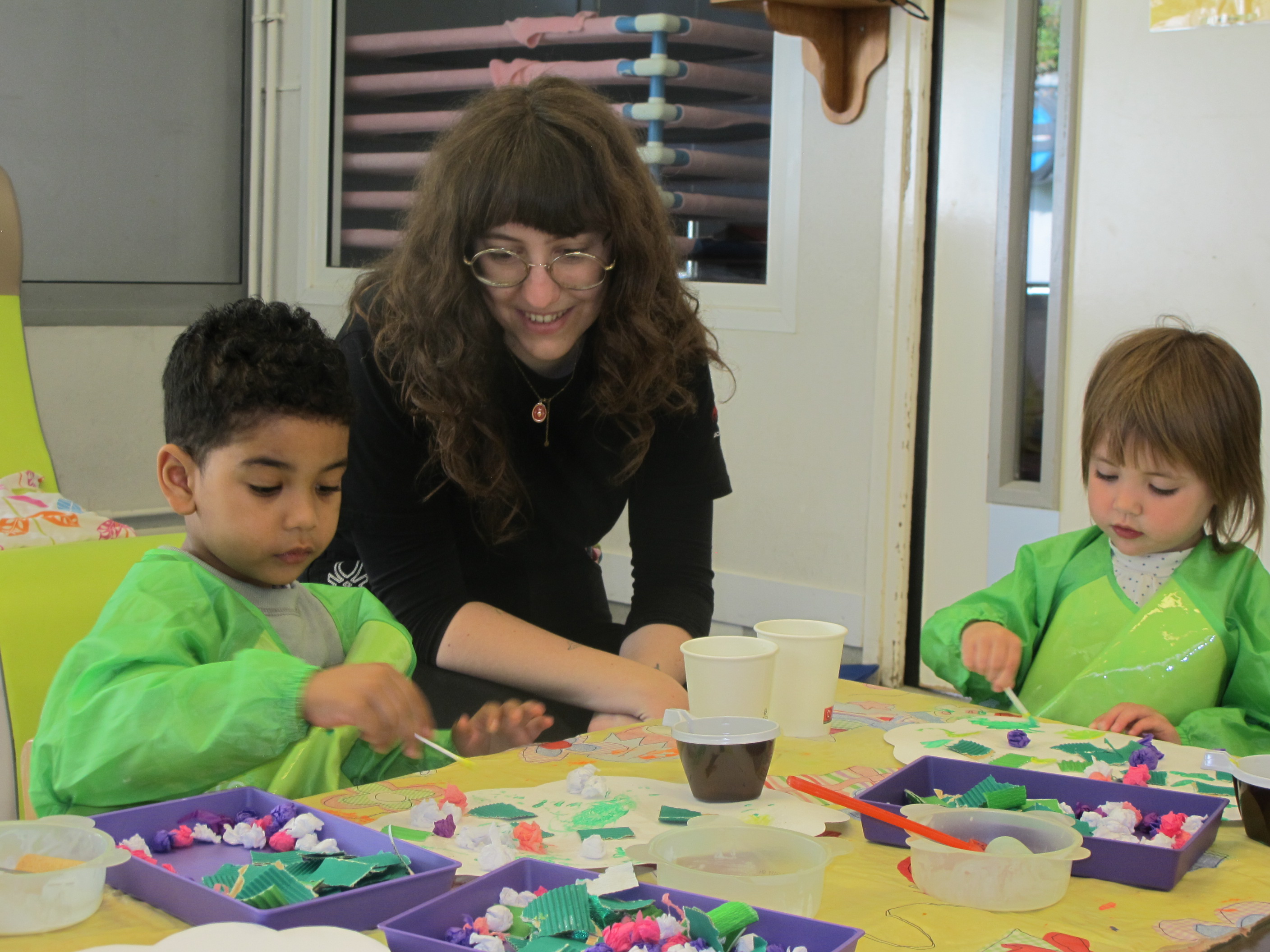 Animation collage avec la médiatrice stagiaire Cecilia Andreoni à la crèche des récollets (10e)
