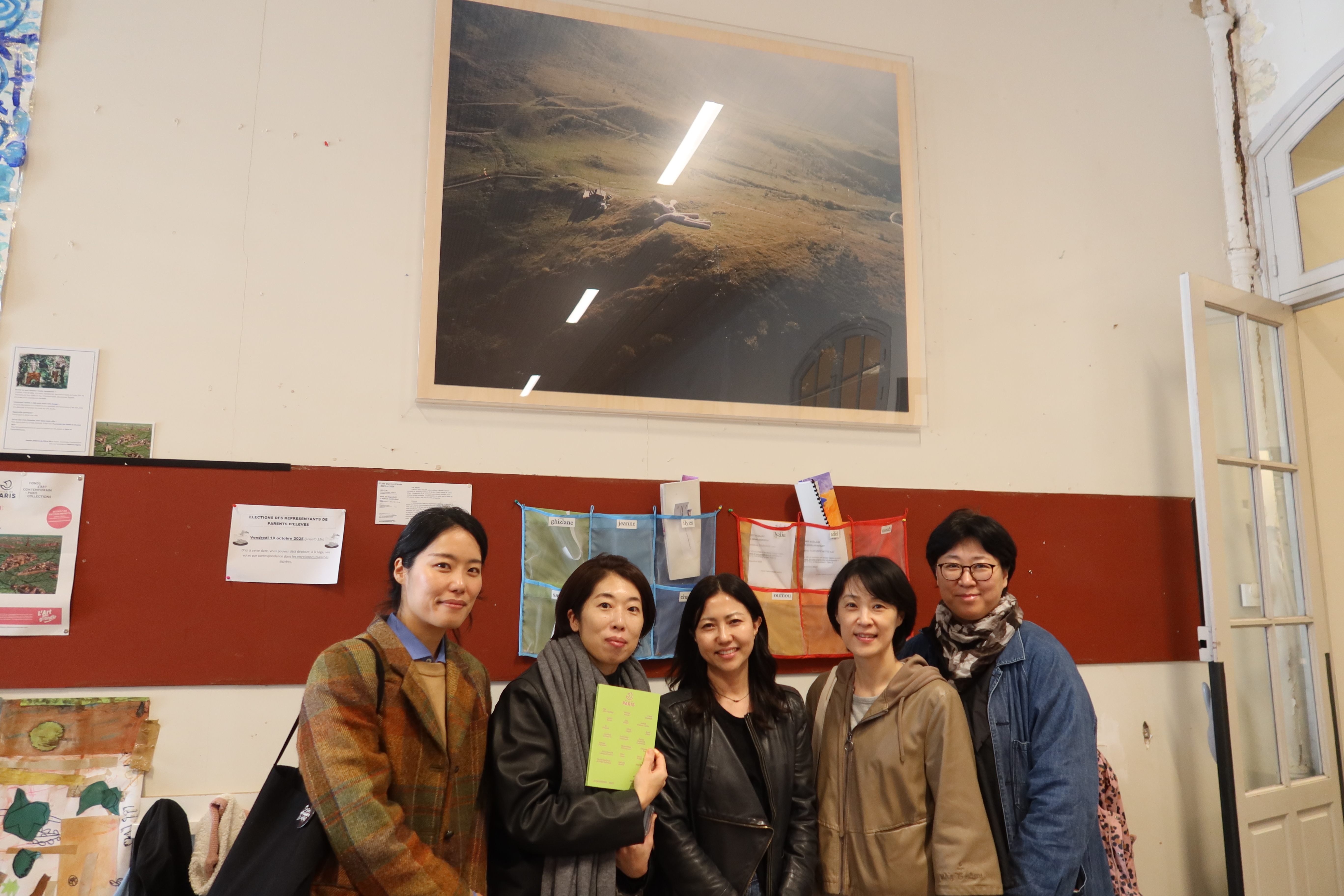 Photographie du groupe sous l’œuvre [Hase im Gegenlicht] du collectif d'artistes GELITIN