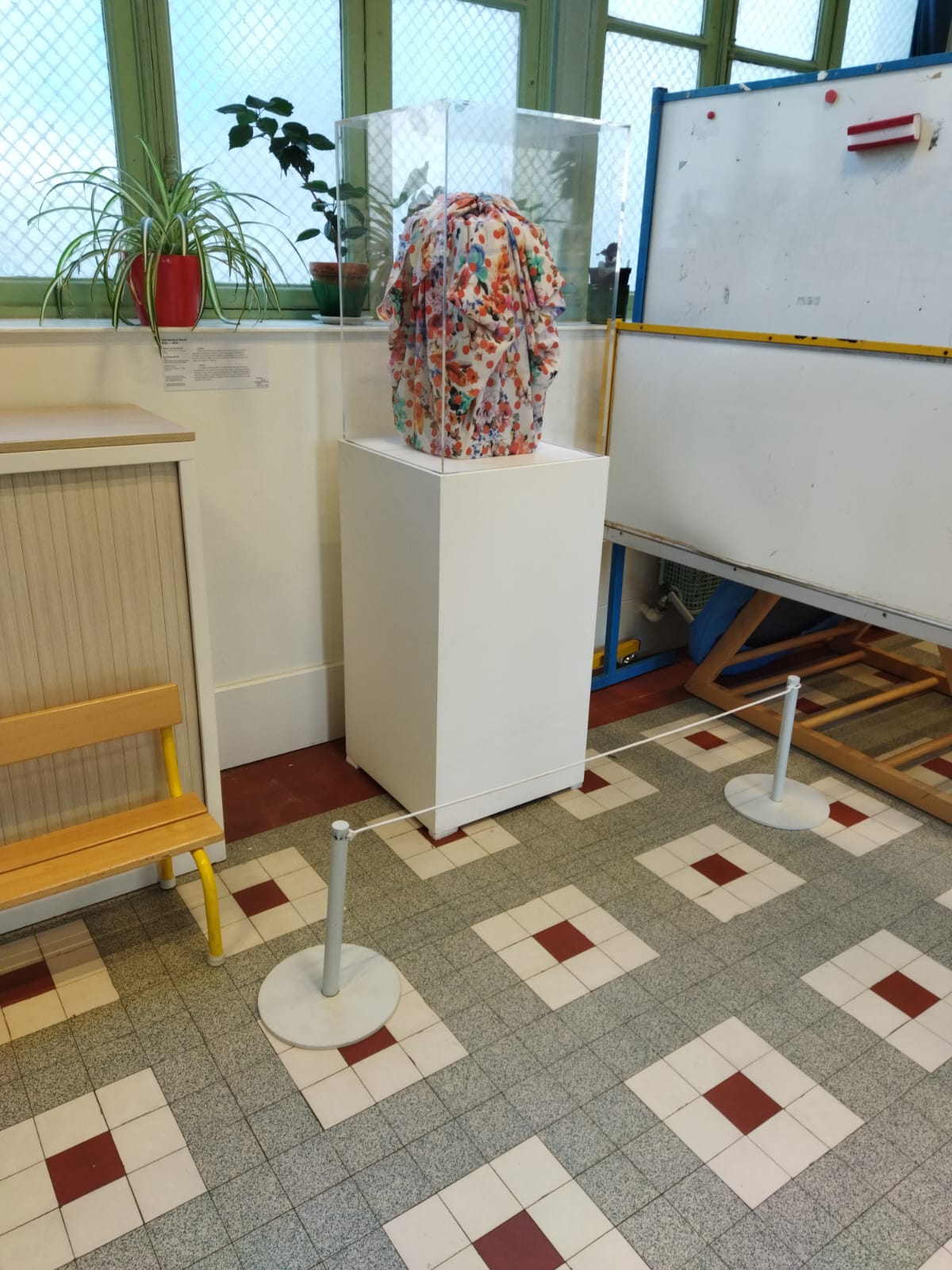 La sculpture de Céline Vaché-Olivieri "Contrebande #2" est présentée dans l'école maternelle Tourtille (20e)