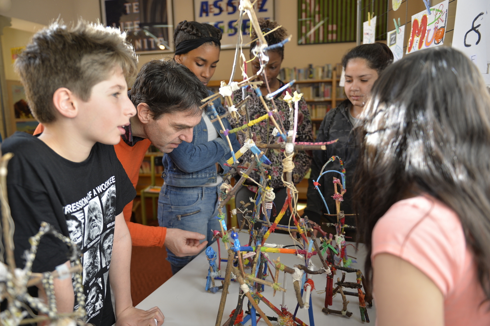 Pierre di Sciullo échange avec des élèves du collège Yvonne le Tac (18e) autour de leurs créations