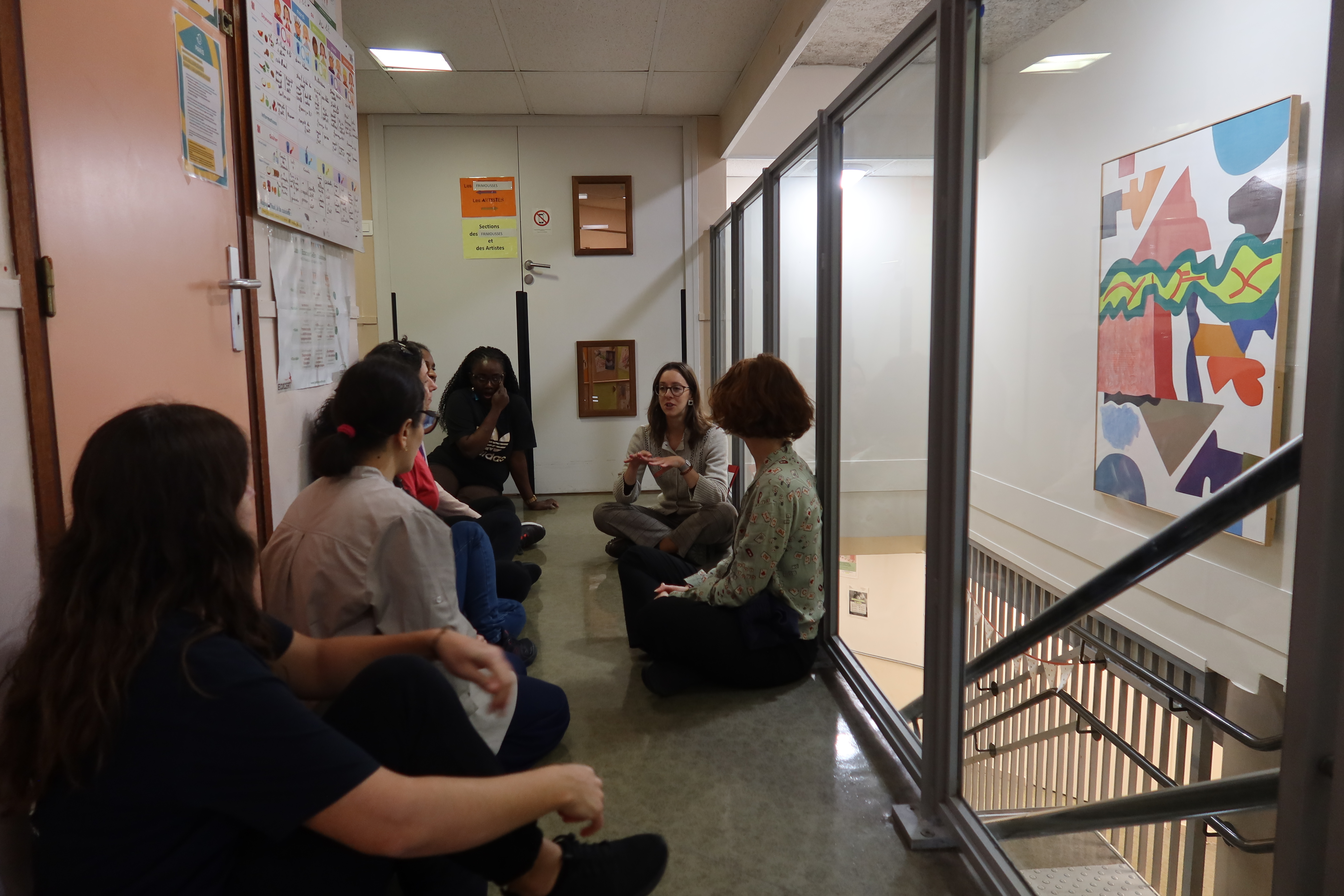 Médiation autour du tableau [Cobra] de l'artiste très reconnue Shirley Jaffe par Anna Nouet et Nathalie Rataud à l'équipe de la crèche Cavaignac (11e)