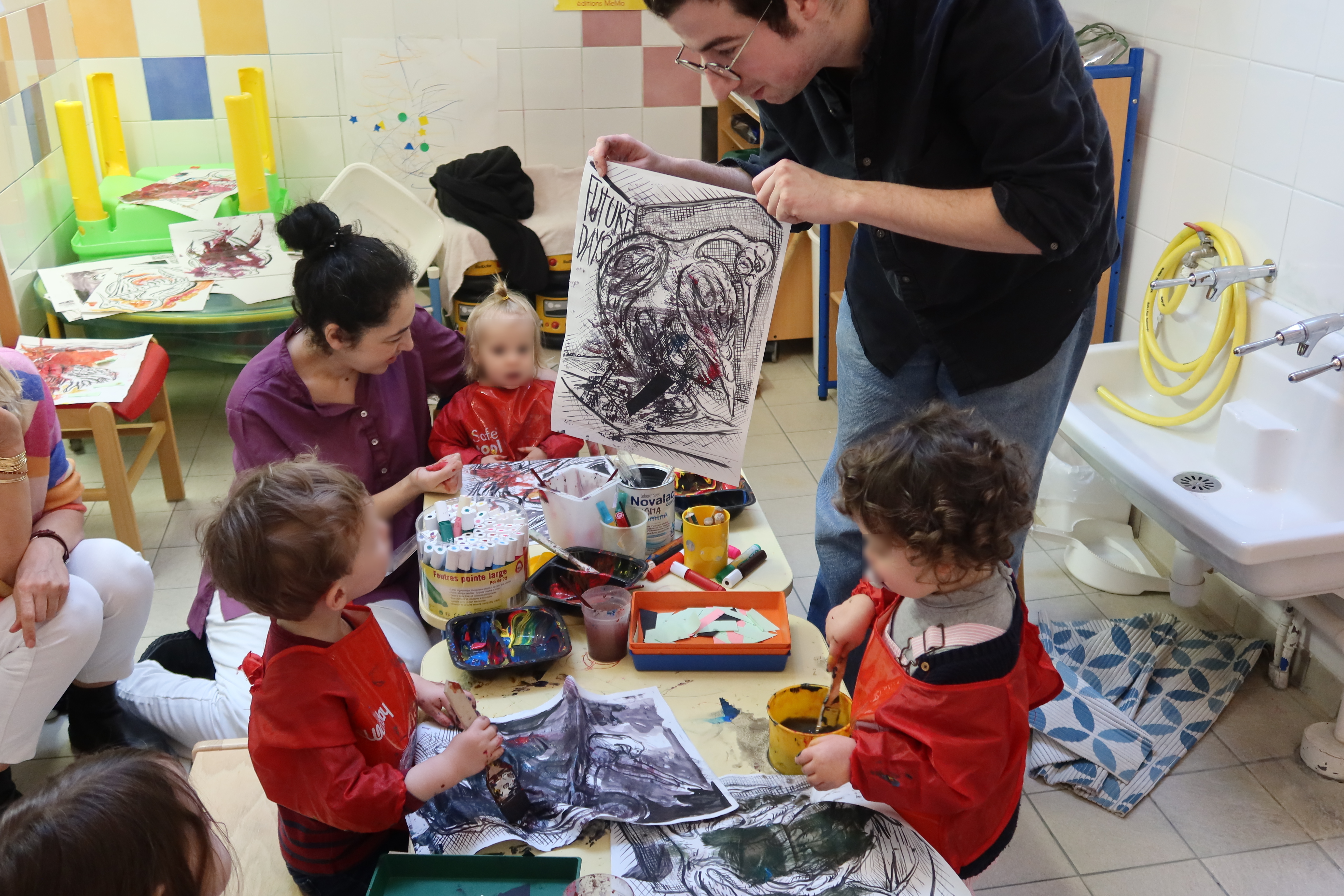 L'artiste Corentin Canesson a apporté des dessins pour un atelier peinture avec les enfants de la crèche Dunkerque (09e)