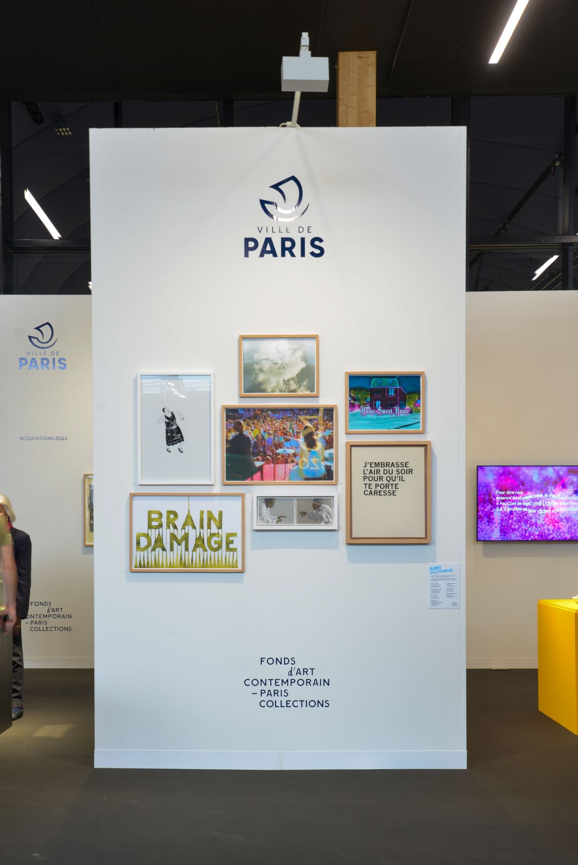 Stand de la Ville de Paris - Collections. Accrochage des acquisitions 2022 des Jeunes Collectionneurs.