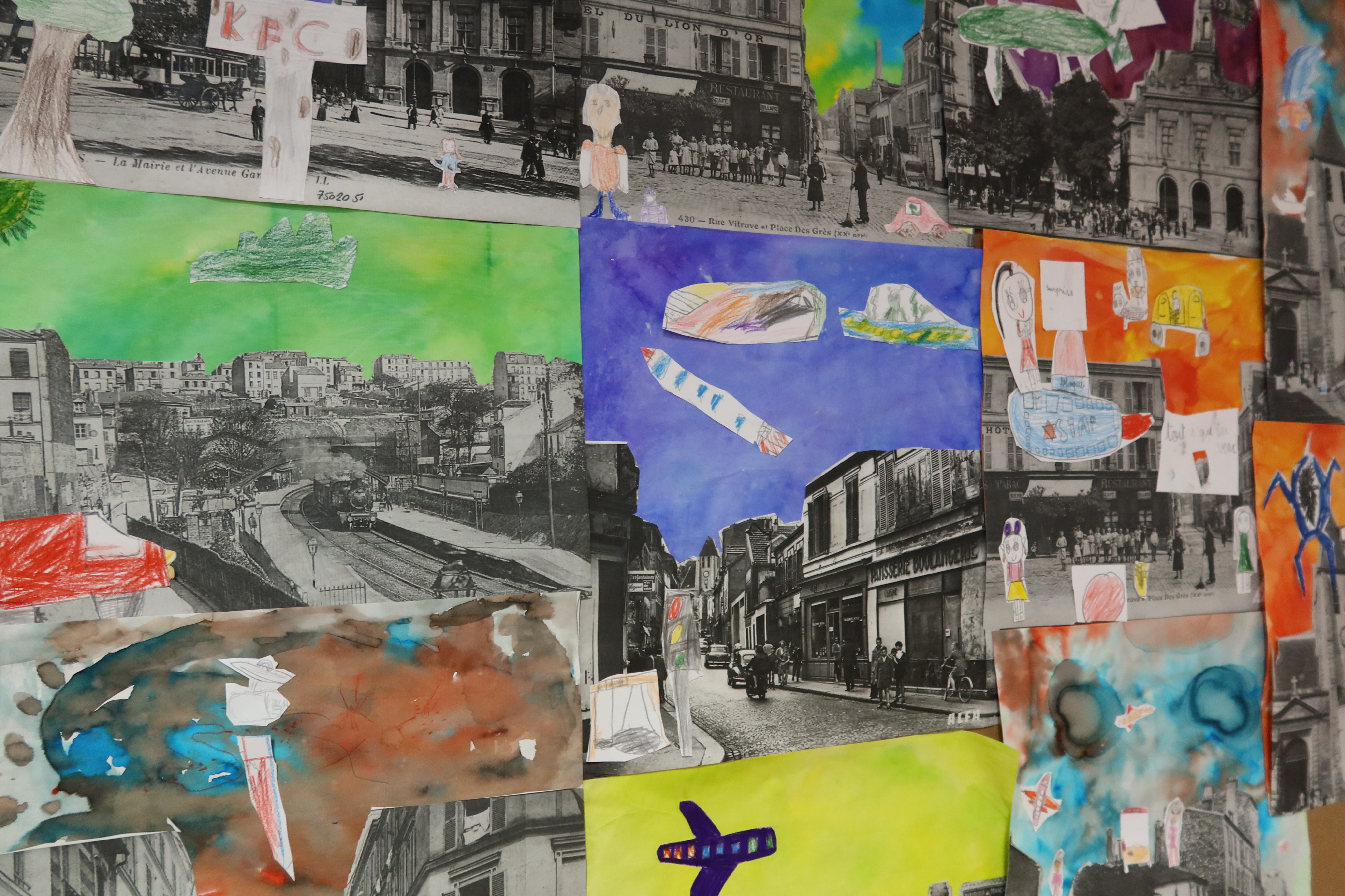 Collage de différentes aquarelles. Les dessins mélangent anciennes photos en noir et blanc de Paris et ciels aquarellés multicolores. Les enfants ont ajouté dans ces paysages des éléments anachroniques comme des avions ou des robots.
