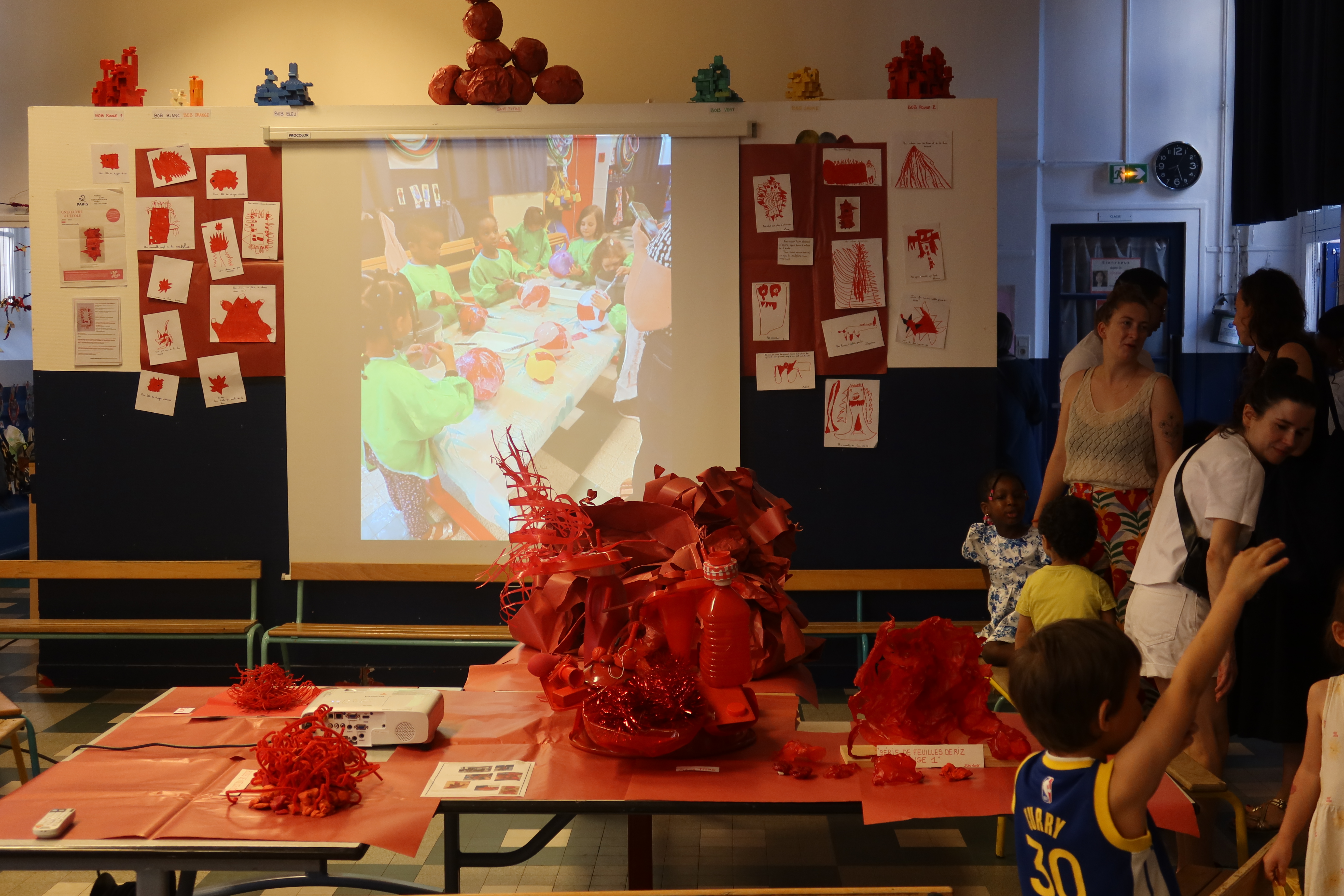Exposition des créations des enfants autour de la sculpture d'Anita Molinero réalisés avec l'équipe pédagogique de l'école maternelle Lasalle (20e) et la médiatrice Mélissa Sita-Mayingani