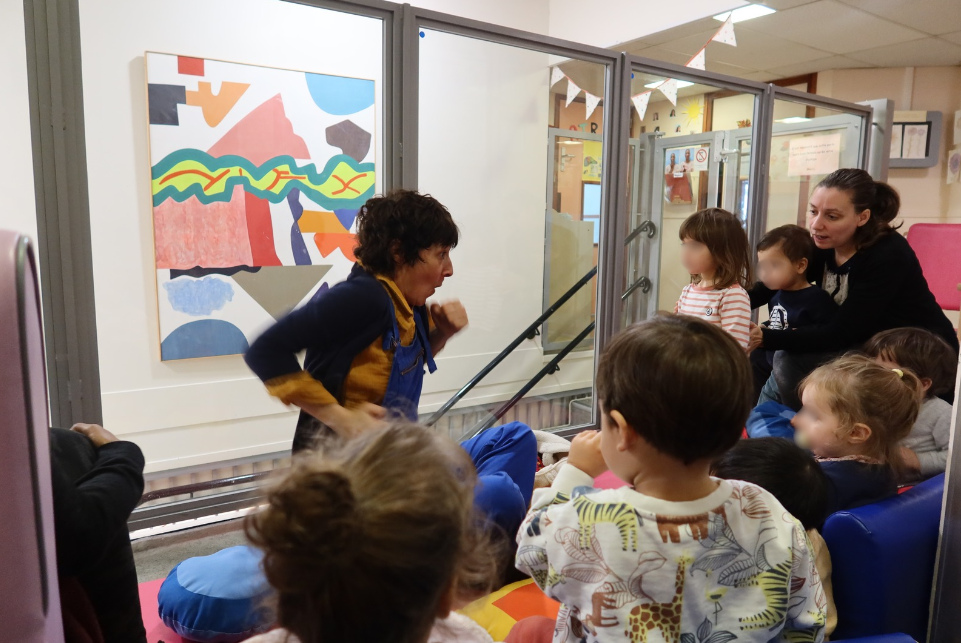 Peggy Maude captive les bébés de la crèche Cavaignac (11e) avec son conte créé à partir du tableau [Cobra] de l'artiste Shirley Jaffe