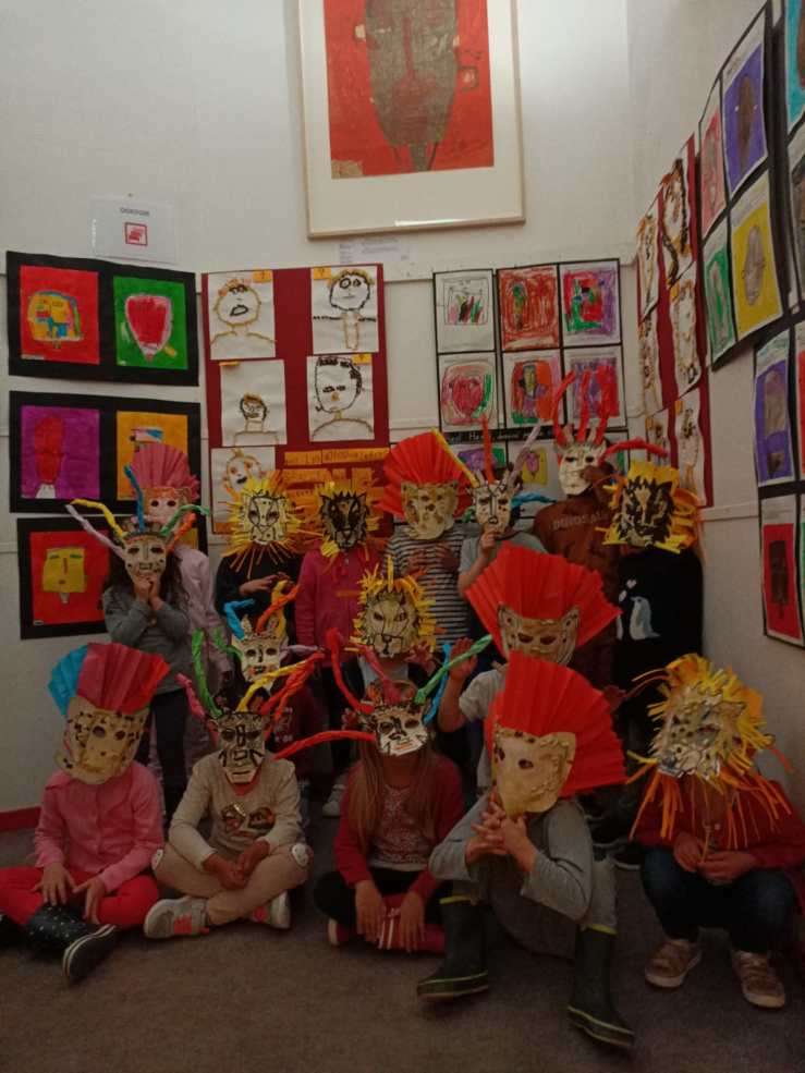 Les masques animaux réalisés par une classe de moyenne section, peints avec des épices