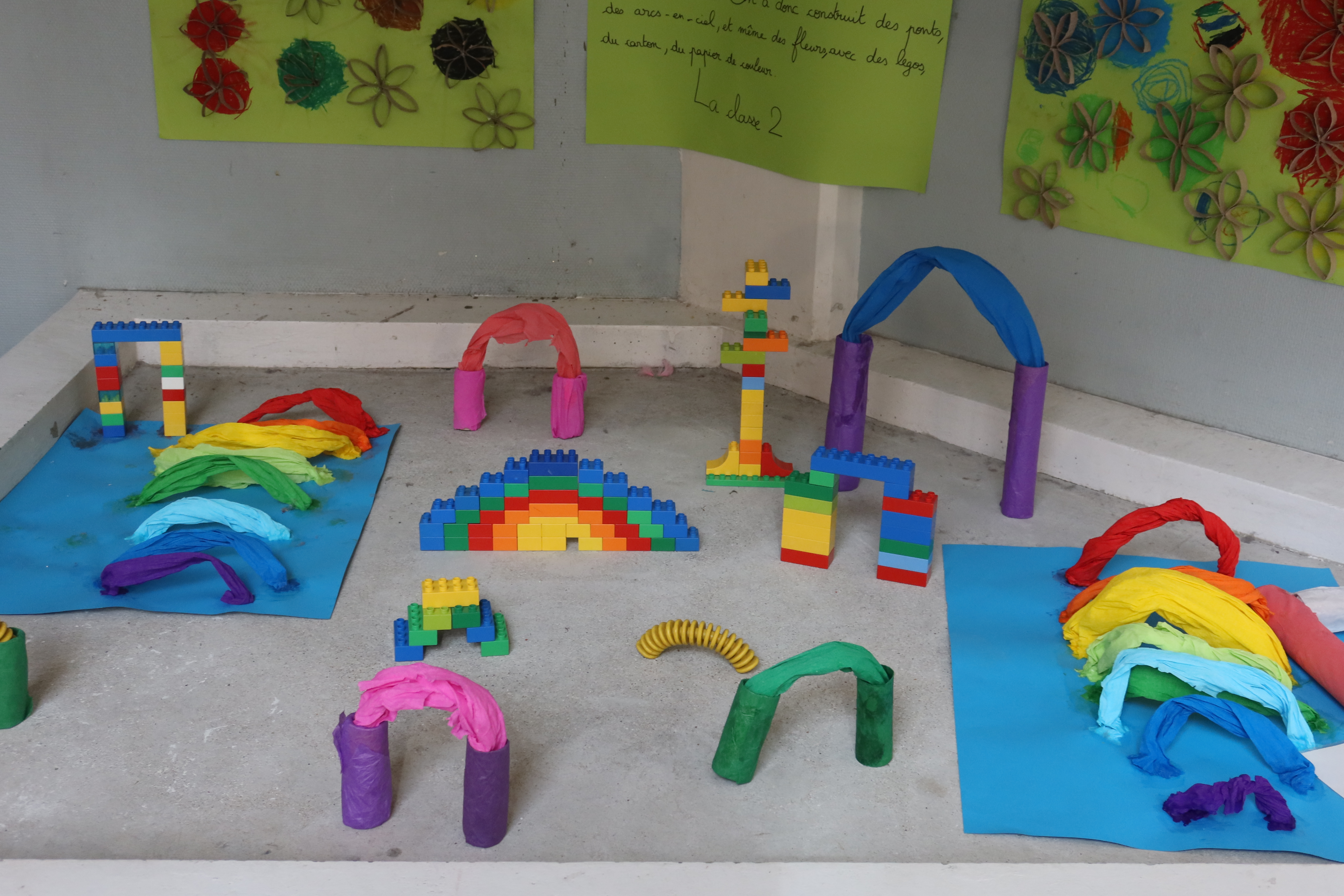 Libre interprétation par les élèves de l'école maternelle de l'hôpital Saint-Louis (10e) de l'installation [Saüle] de l'artiste Konrad Loder présentée à l'exposition de fin d'année