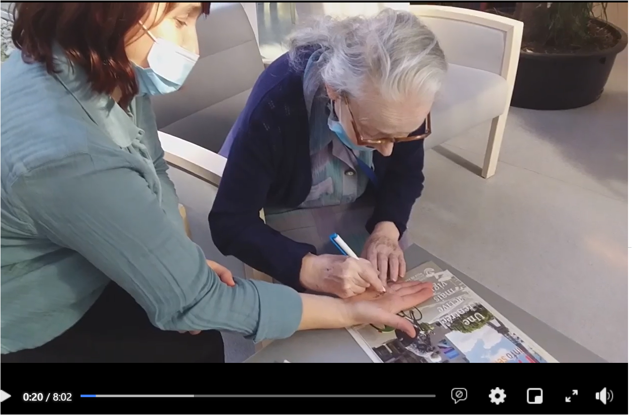 Extrait de "Main tendue", petit film des résidents et des soignants de l'EHPAD Alice Prin (14e), inspiré de [Napoléon], vidéo de l'artiste japonais Taro Izumi